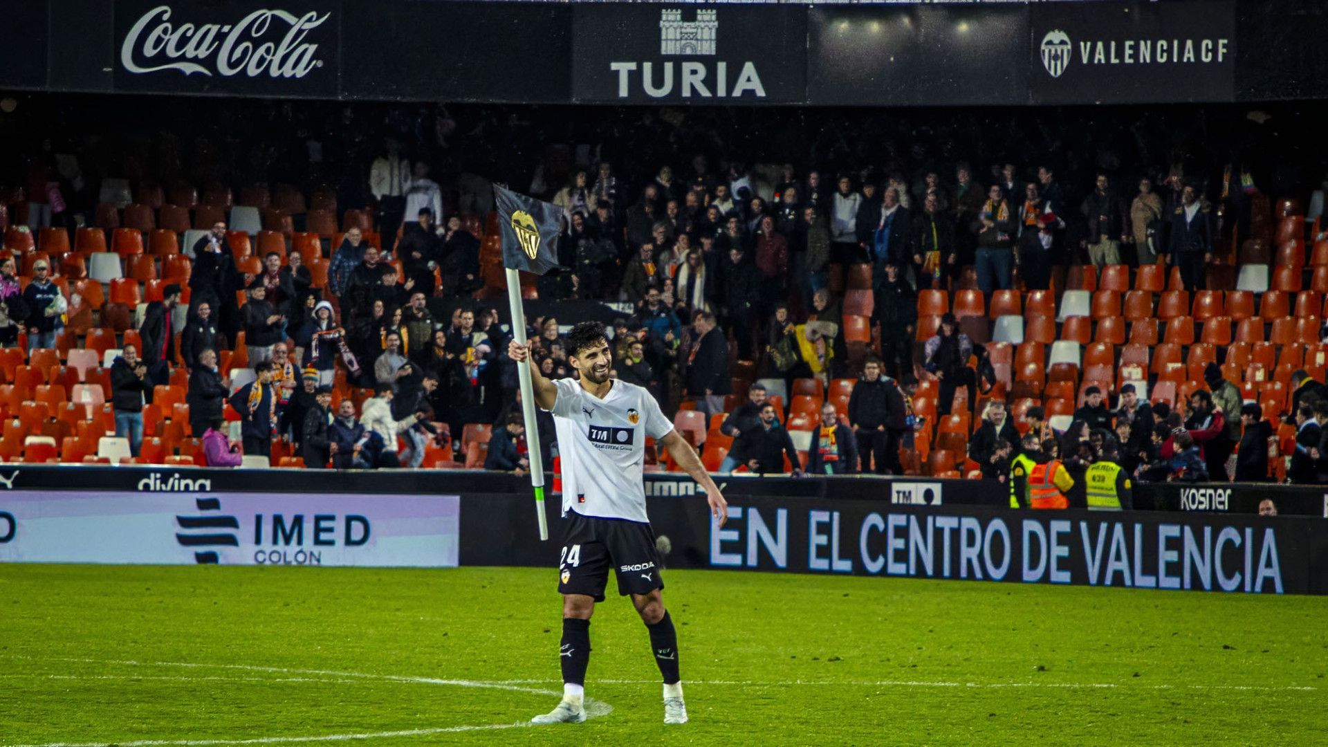 Eray Cömert celebra la remontada con un banderín como en el Ciutat de València