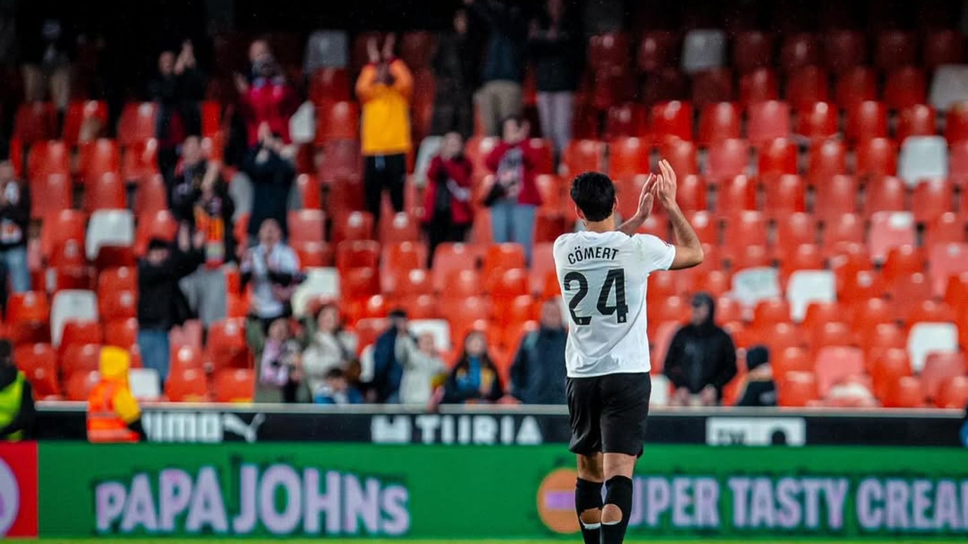 Eray Cömert celebra la victoria en Mestalla