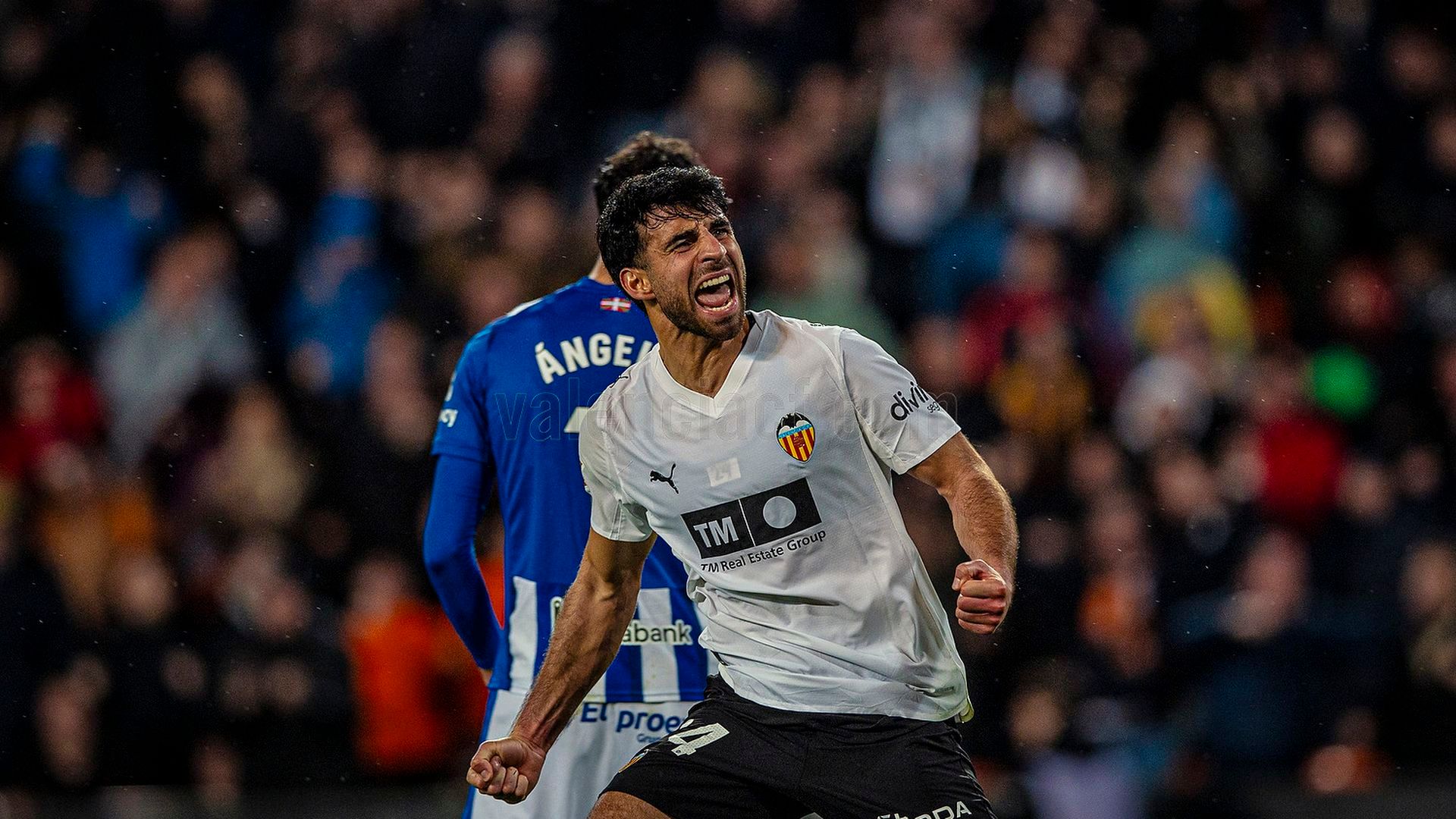 Eray Cömert celebra su gol al Alavés