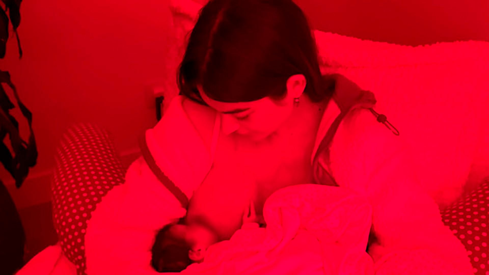 Estela Grande dándole el pecho a su bebé con la luz roja