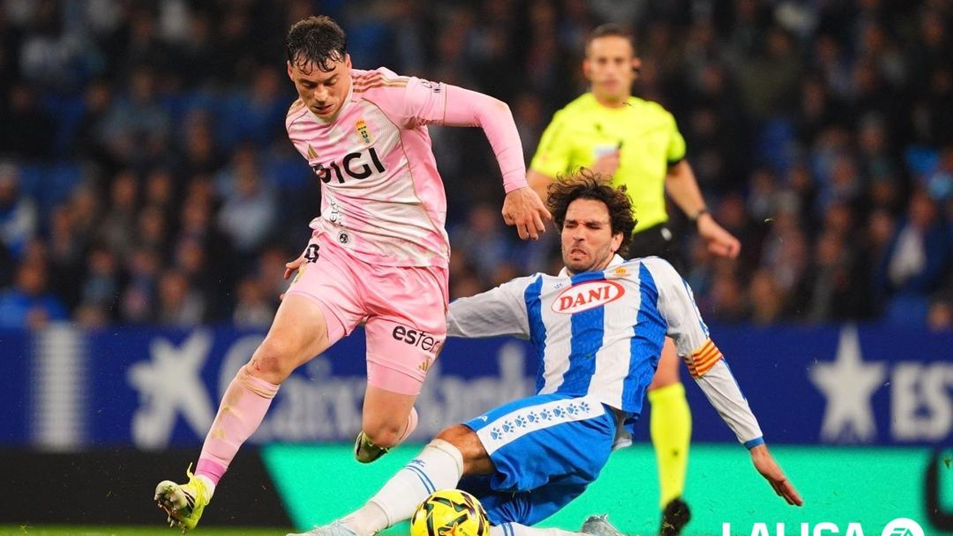 Fede Viñas se marcha con el balón