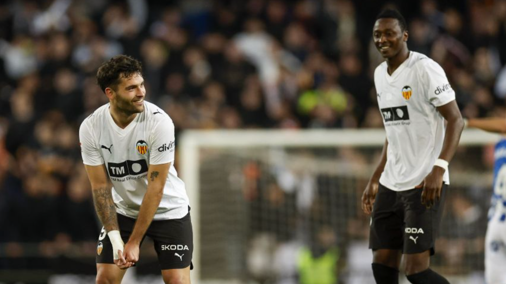 Hugo Duro celebra el gol (homenaje a Diego López) como si fuera un golfista ante la mirada de Sadiq