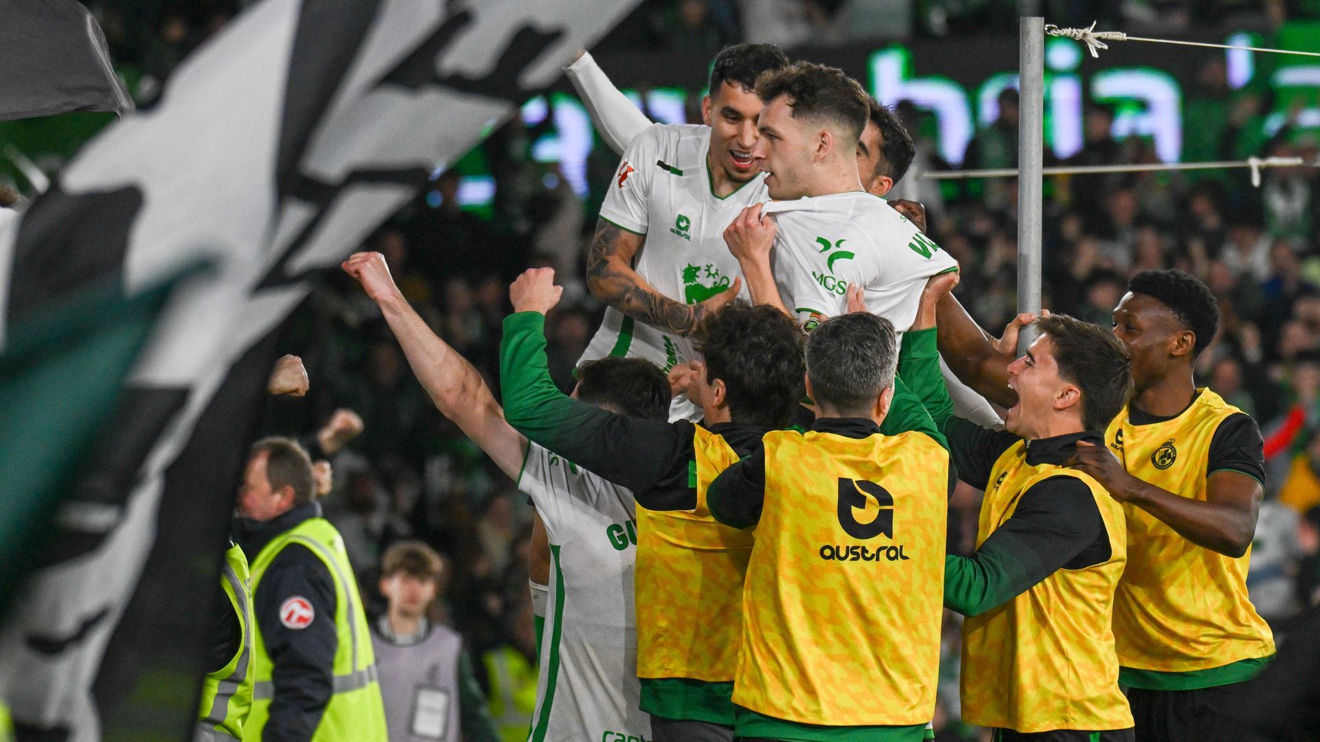 Iñigo Vicente celebra su gol ante el Córdoba