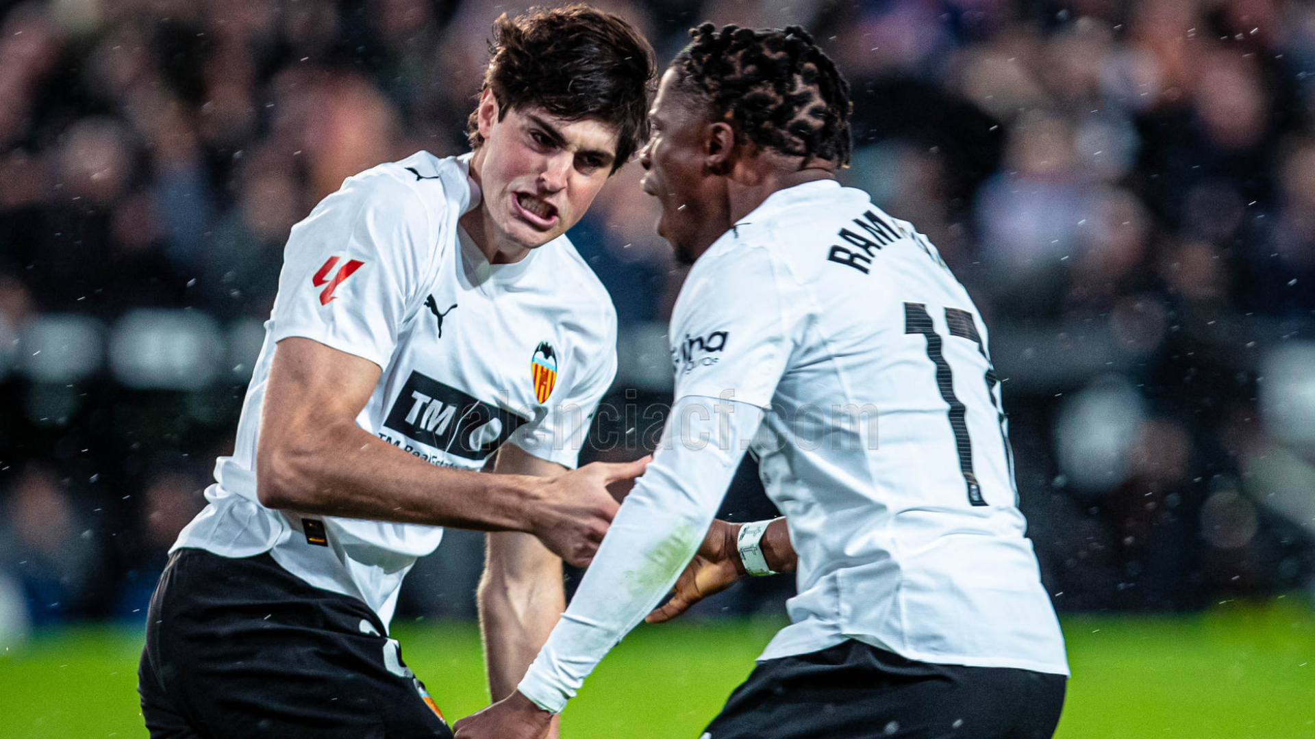 Javi Guerra celebra su gol en Mestalla