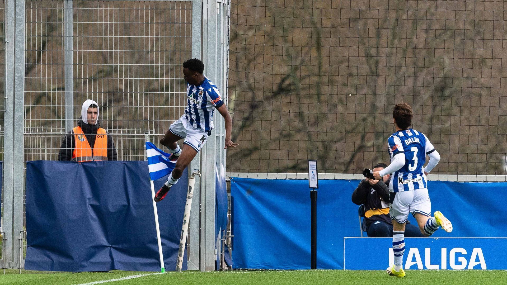 Job Ochieng celebra uno de los goles con el Sanse al Castellón.