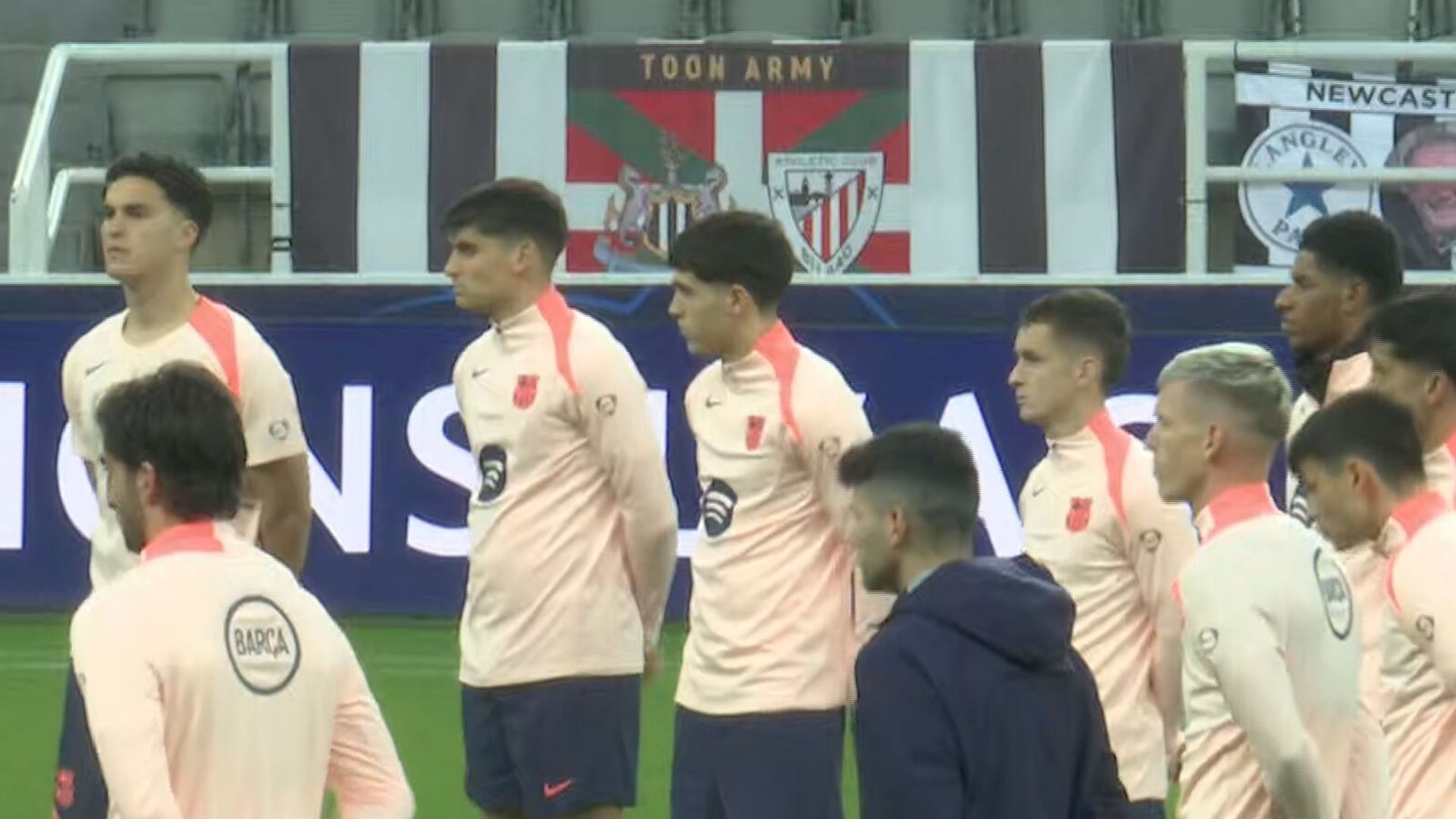 La bandera del Athletic en el estadio del Newcastle