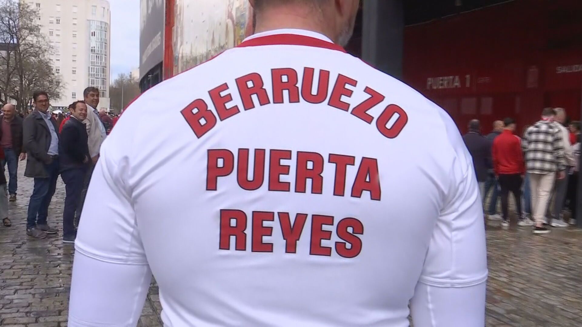 La camiseta con triple homenaje a Puerta, Reyes y Berruezo