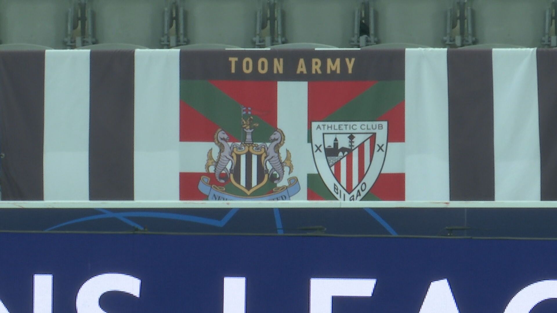 La ikurriña y el escudo del Athletic en el estadio del Newcastle