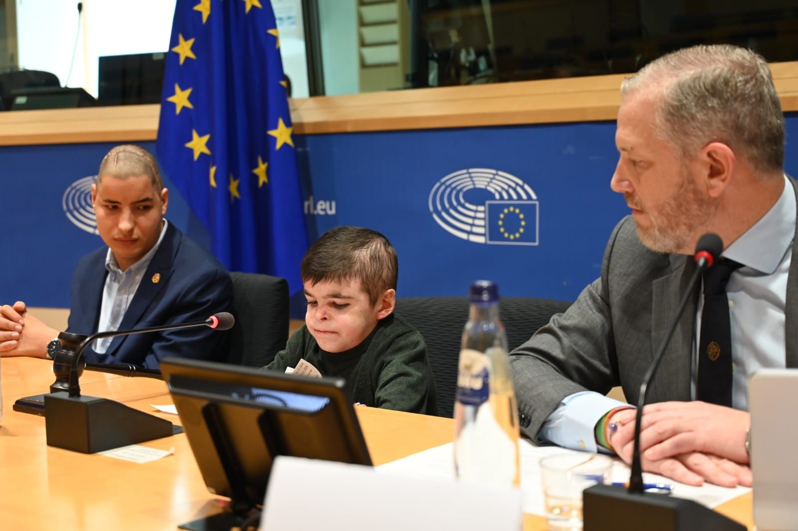 Leo, el niño sevillano con piel de mariposa que ha llegado al Parlamento Europeo