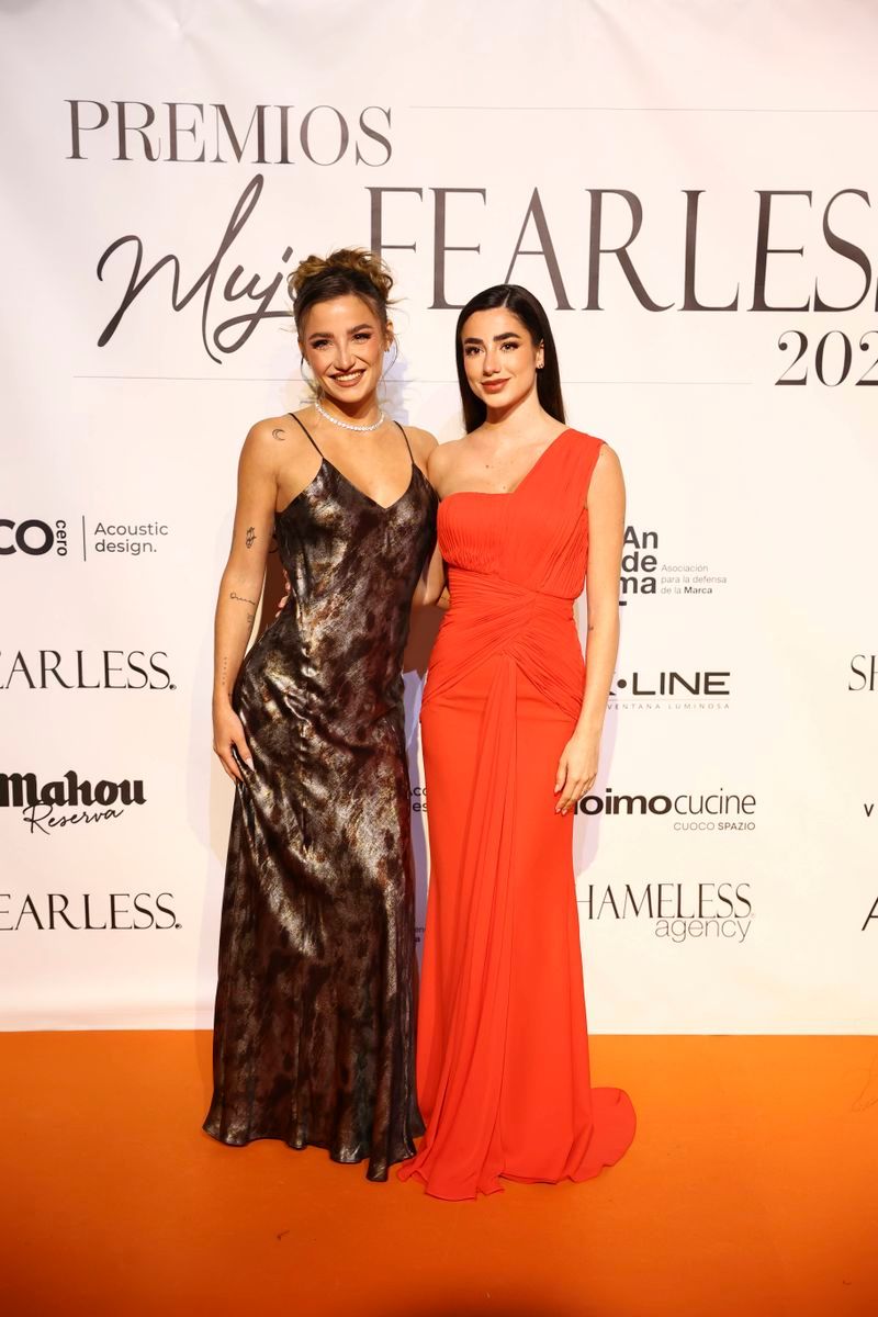 Lola Lolita y Sofía Surfers