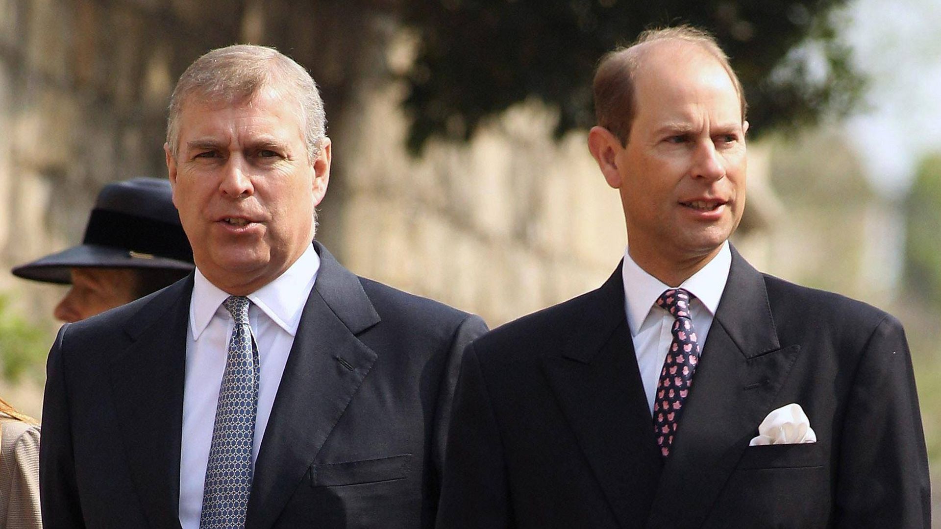Los hermanos Andrés y Eduardo en la capilla de San Jorge del Castillo de Windsor en 2011