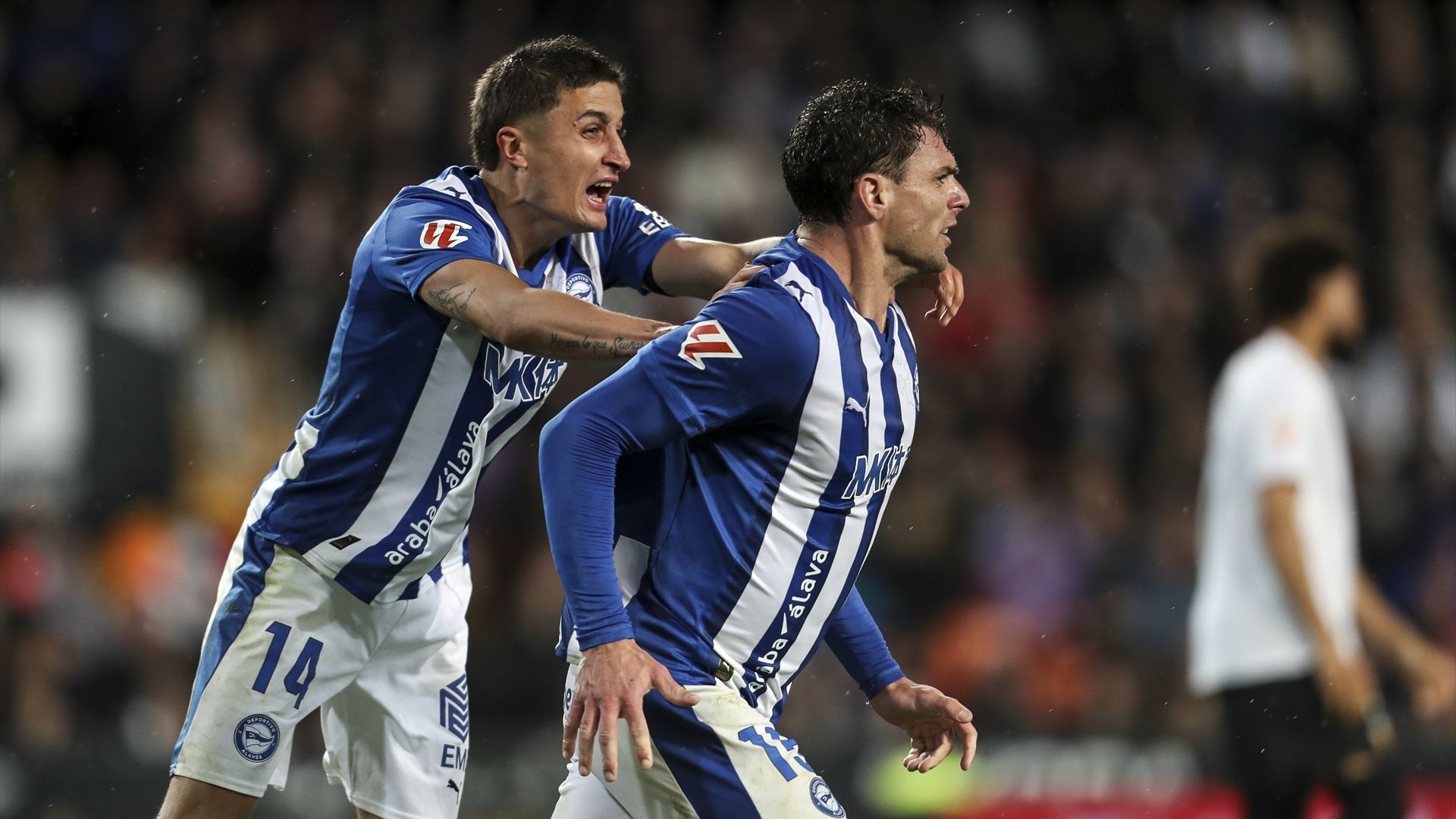 Lucas Boyé y Nahuel Tenaglia celebrando un gol del Alavés