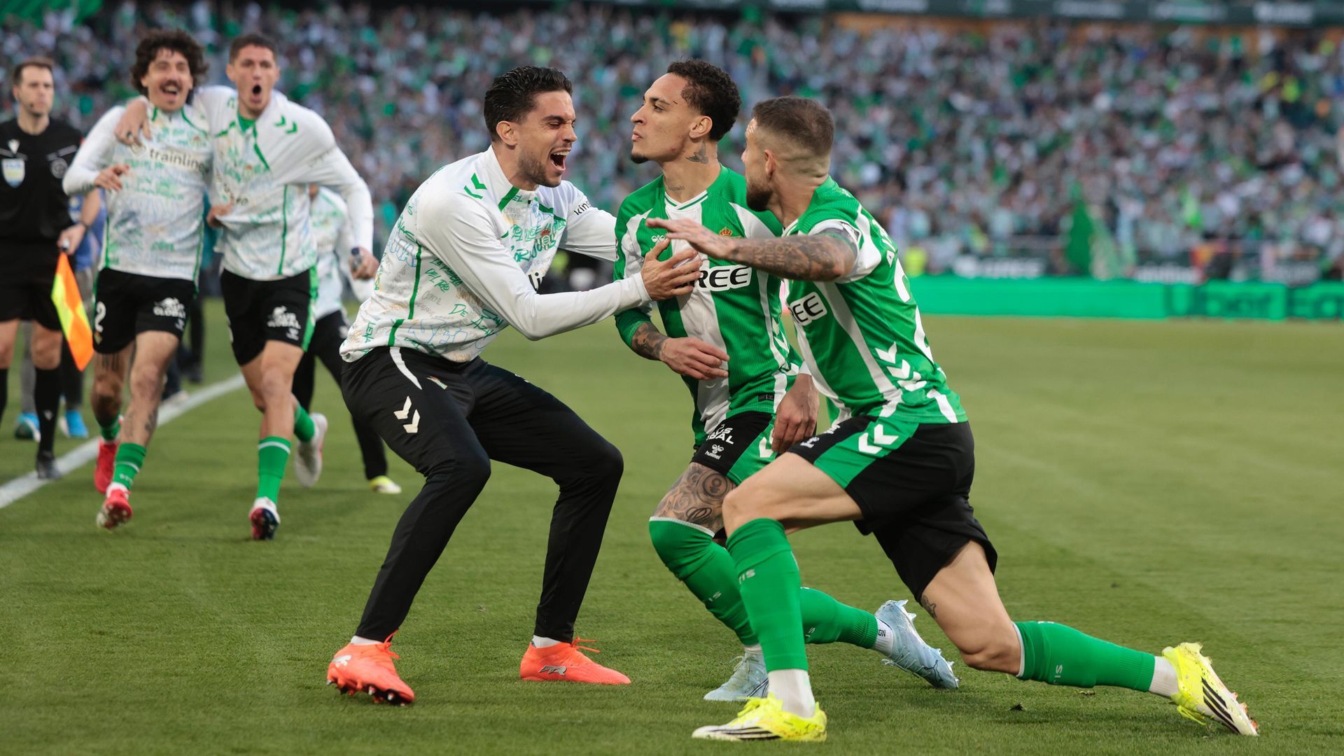 Marc Bartra, Ruibal y Antony, celebrando el gol ante el Sevilla