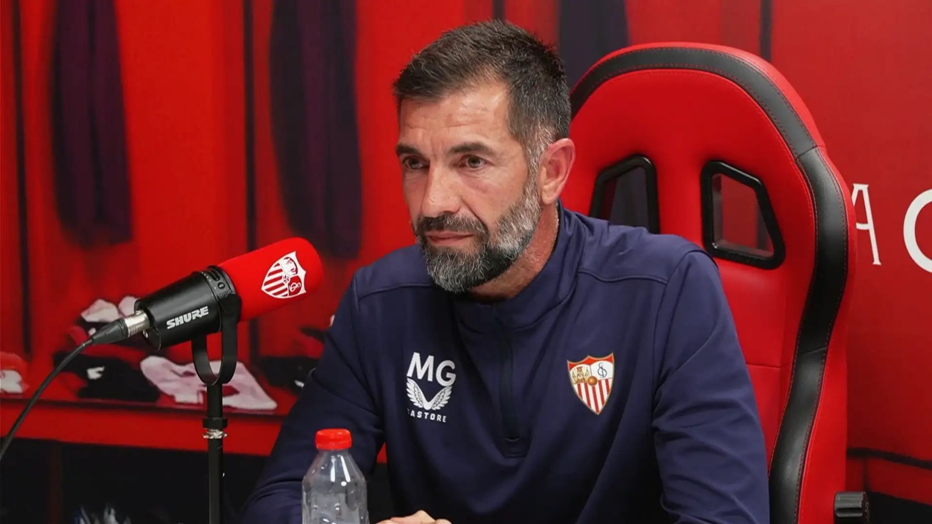 Marco García, atendiendo a los medios del club