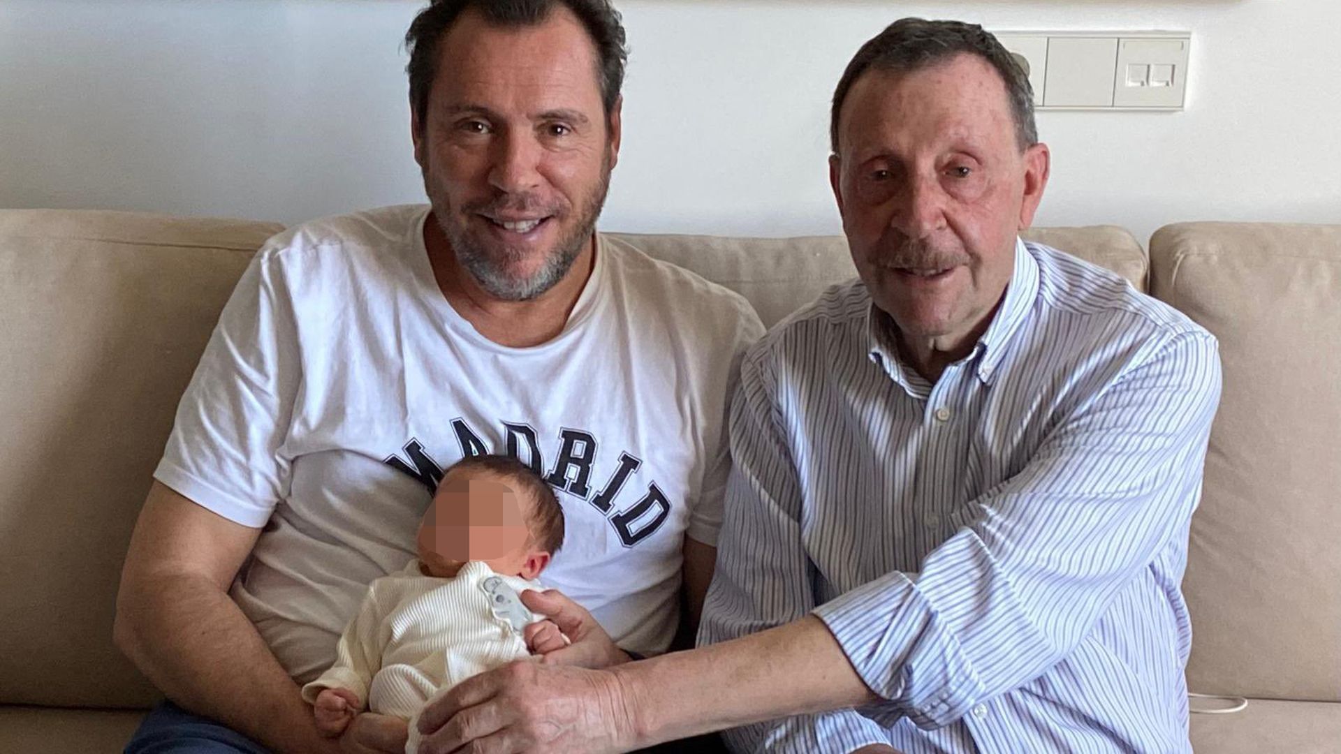 Óscar Puente, con su padre y su hijo pequeño a las pocas semanas de nacer