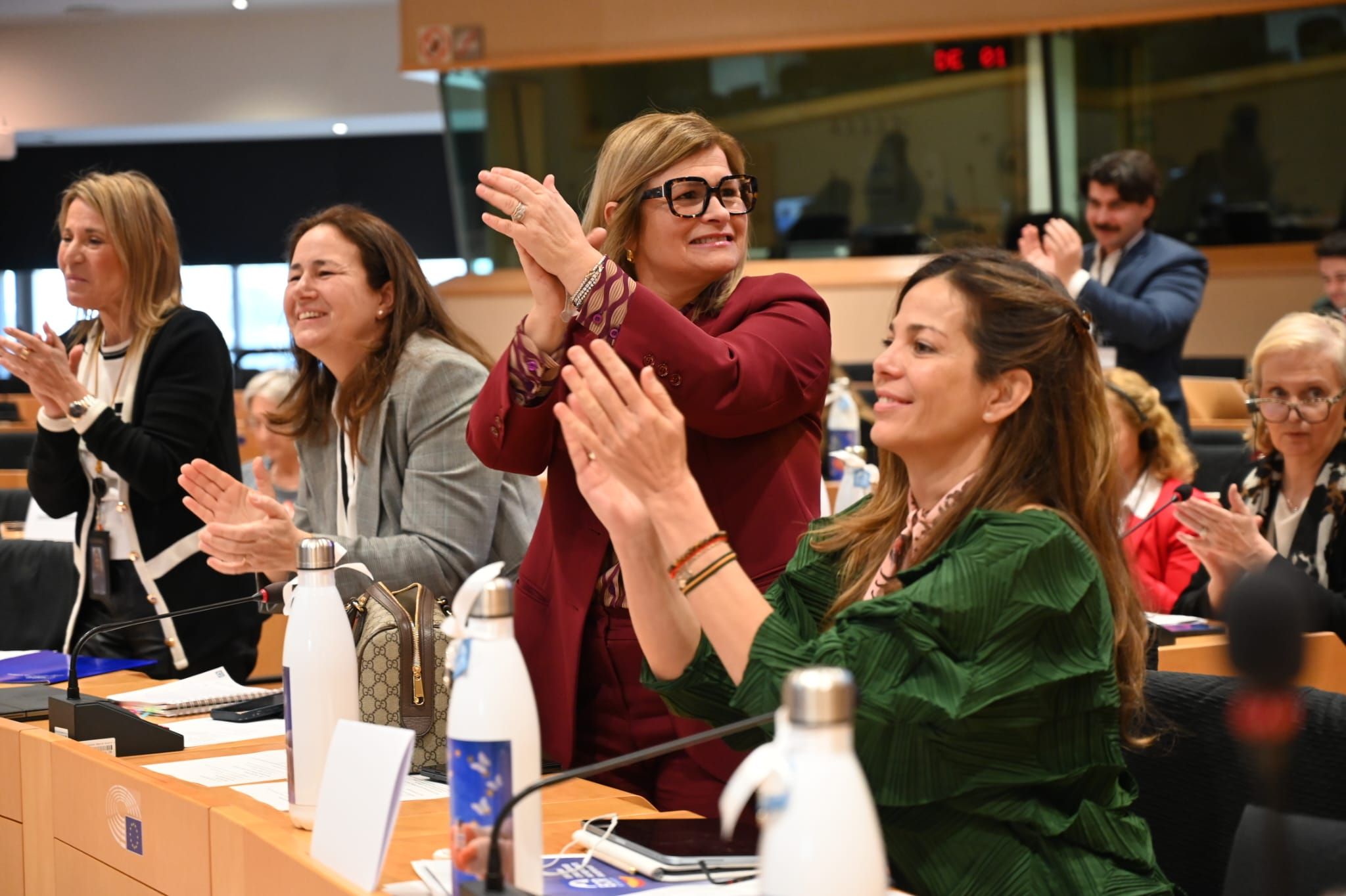 Reacción de los parlamentarios tras el discurso de Leo