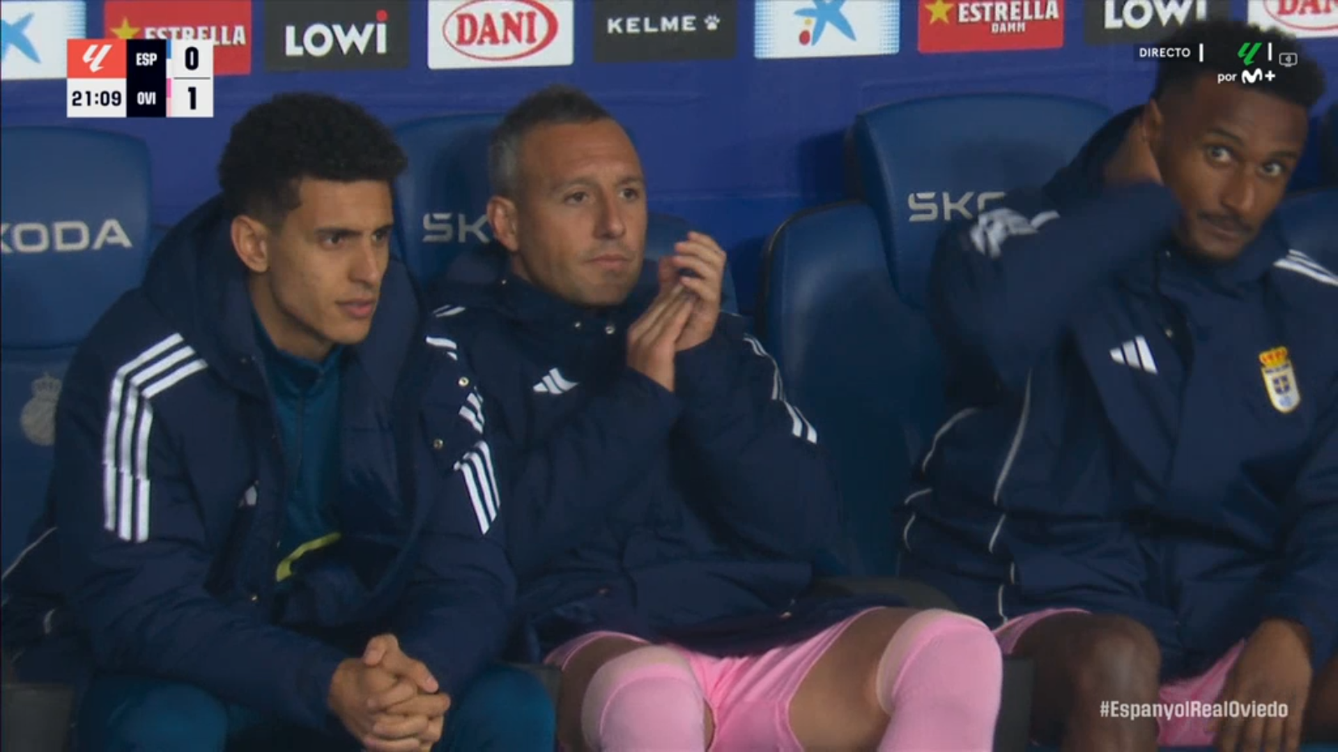 Santi Cazorla aplaudiendo en el homenaje a Dani Jarque