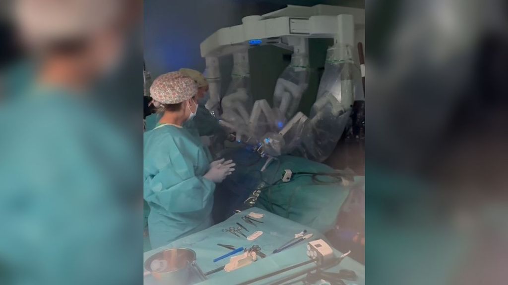 Un robot cirujano opera a un bebé de un año en Alicante
