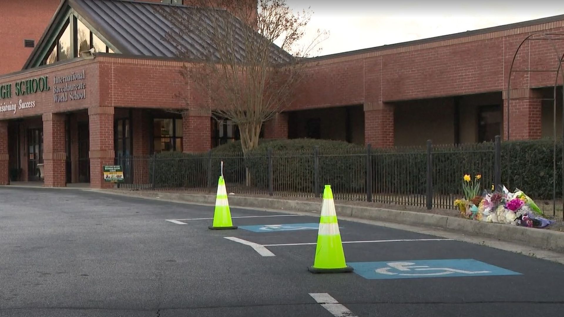 Una flores en recuerdo al profesor fallecido