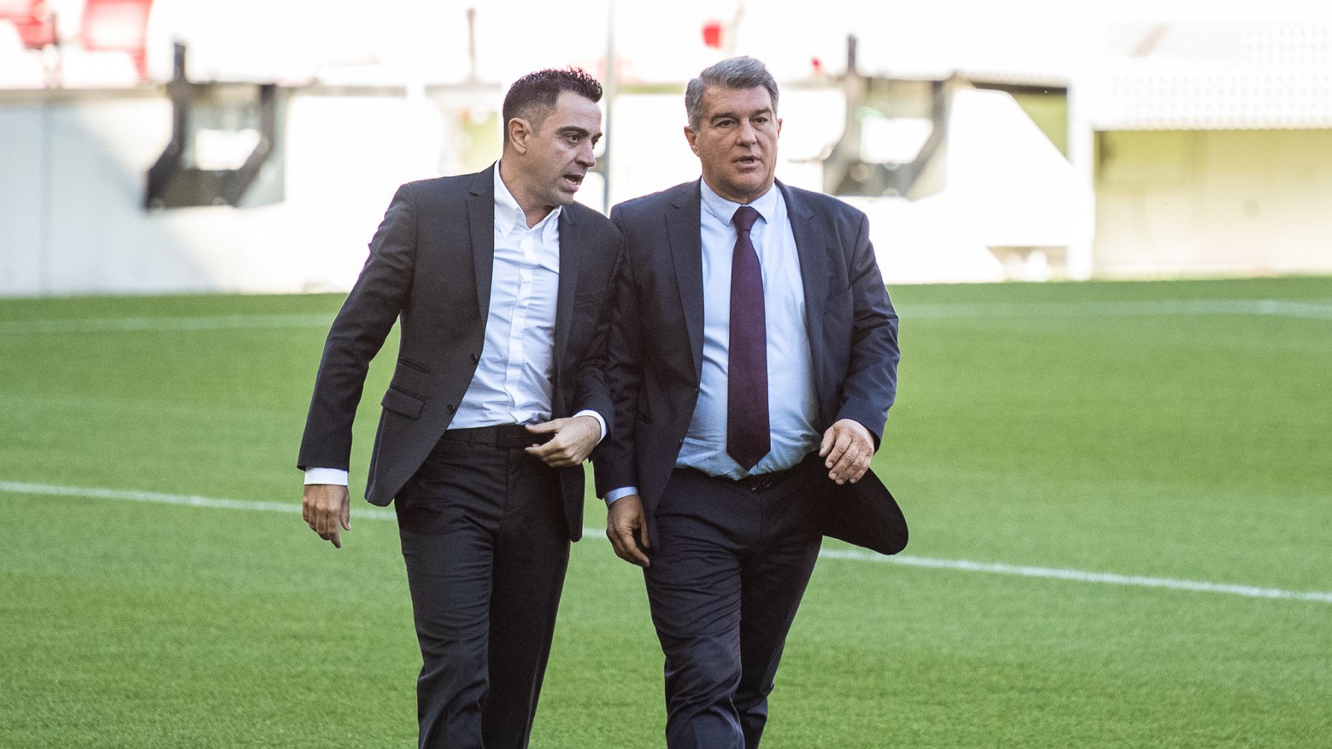 Xavi y Joan Laporta en su presentación