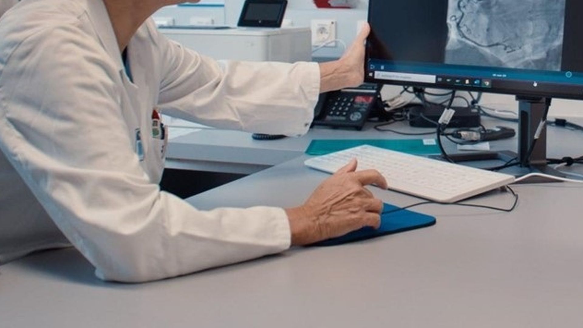 Álex, un niño de nueve años con un tumor cerebral muy agresivo de Almería, lucha por acceder a un ensayo clínico que pueda "salvarle la vida"