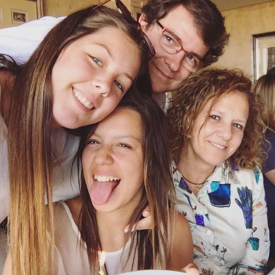 Alfonso Fernández Mañueco en una foto antigua con sus hijas