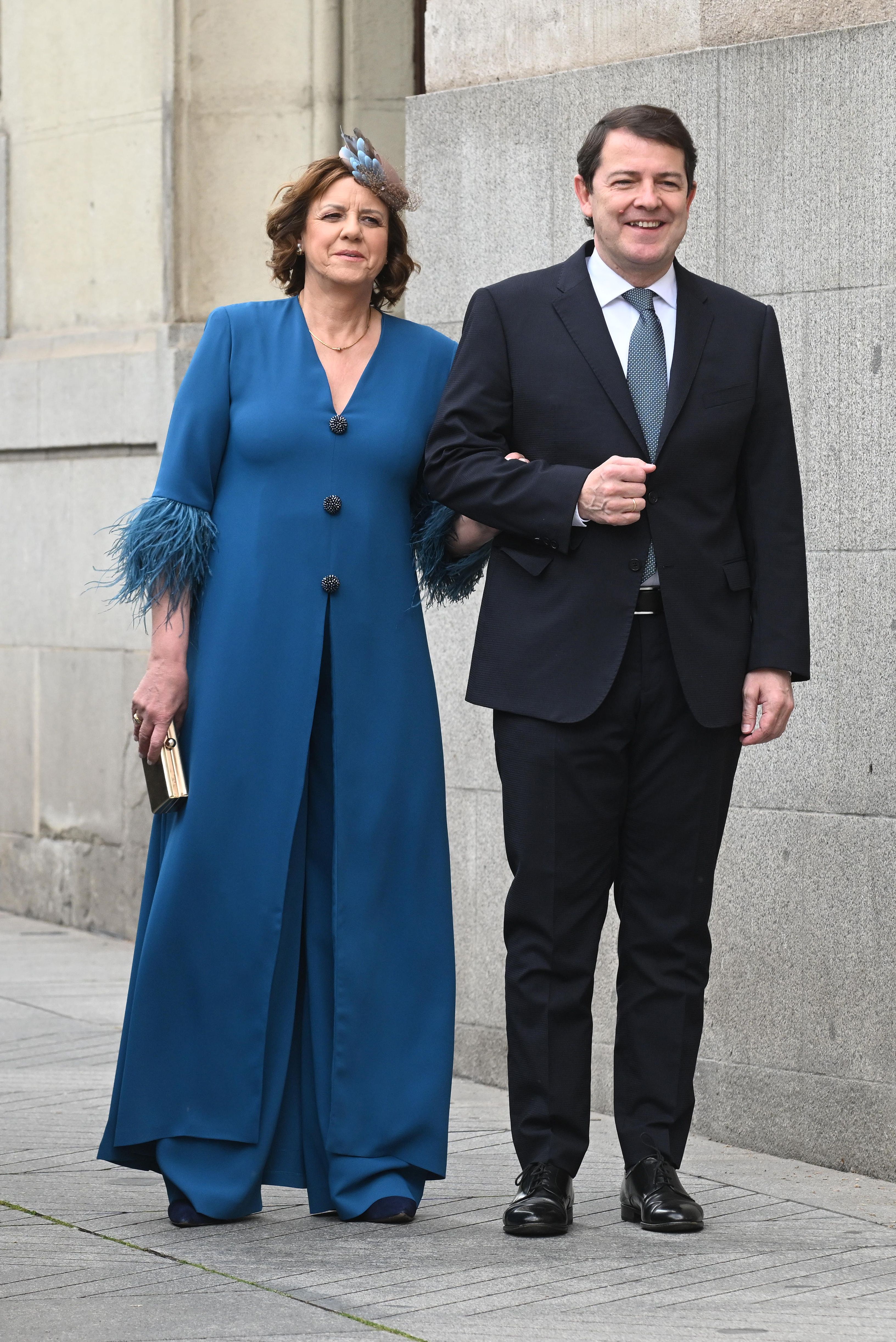 Alfonso Fernández Mañueco y su esposa Fina Martín en la boda del alcalde de Madrid José Luis Martínez-Almeida y Teresa Urquijo Moreno