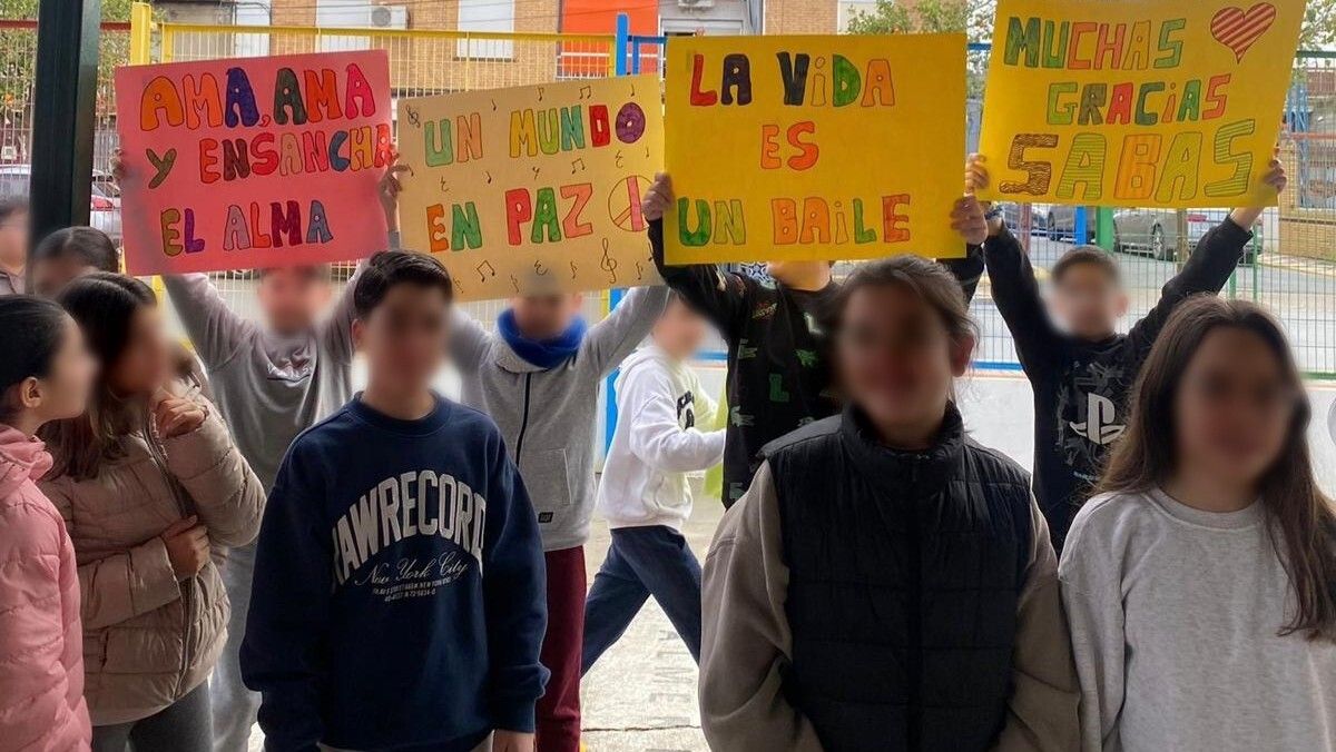 Alumnos de un colegio de la provincia de Sevilla portan pancartas con fragmentos de la canción de Sabas Ruiz