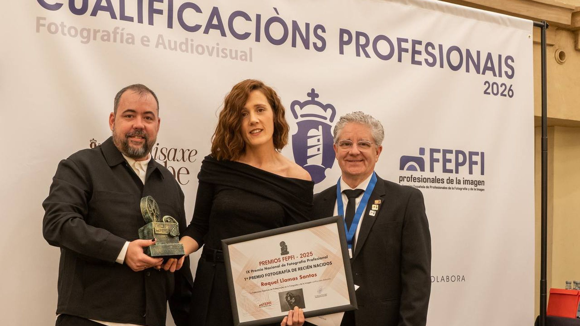 Amanda Pérez recogiendo el premio de su compañera de estudio Raquel Lamas