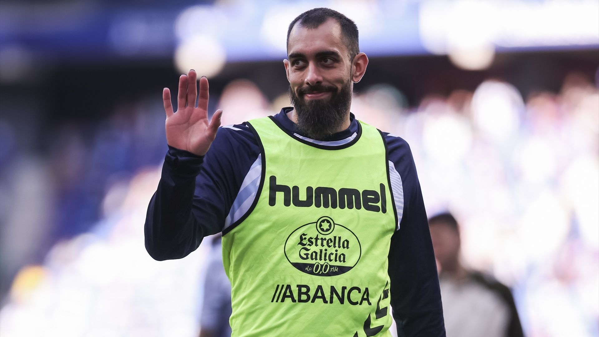 Borja Iglesias calienta antes de un partido del Celta