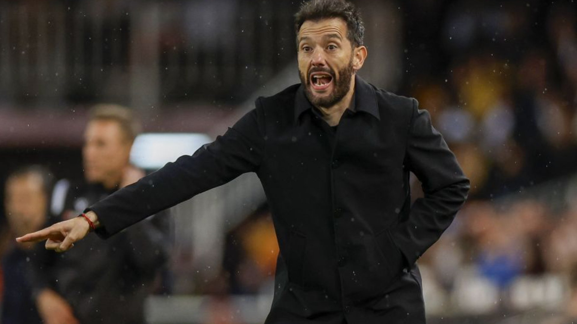 Carlos Corberán grita en Mestalla