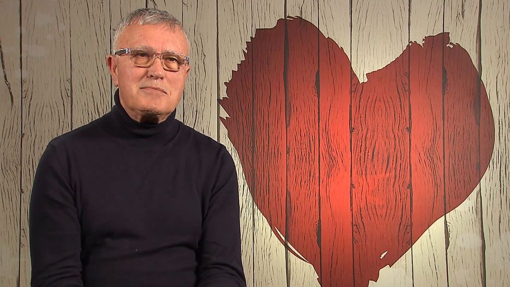 La reacción de un soltero enamorado de la porcelana al ver a su cita en 'First Dates': "Tiene un pecho para llorar en él"