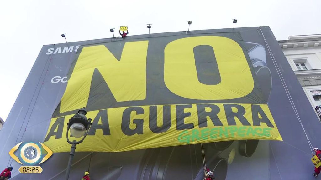 Greenpeace descuelga una pancarta en la Puerta del Sol de Madrid con el "NO A LA GUERRA"