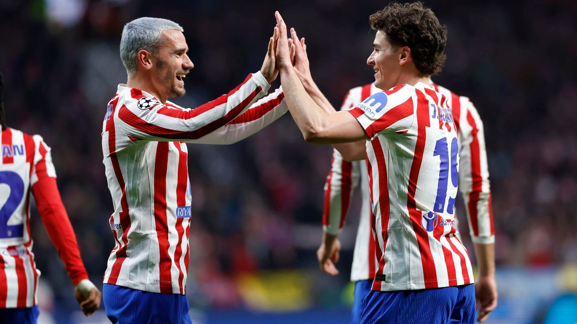 Griezmann y Julián Álvarez celebran un gol del Atlético ante el Tottenham