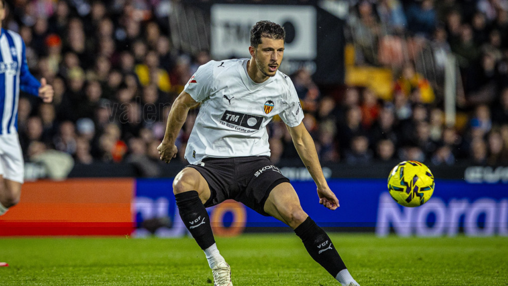Guido Rodríguez en Mestalla ante el Deportivo Alavés