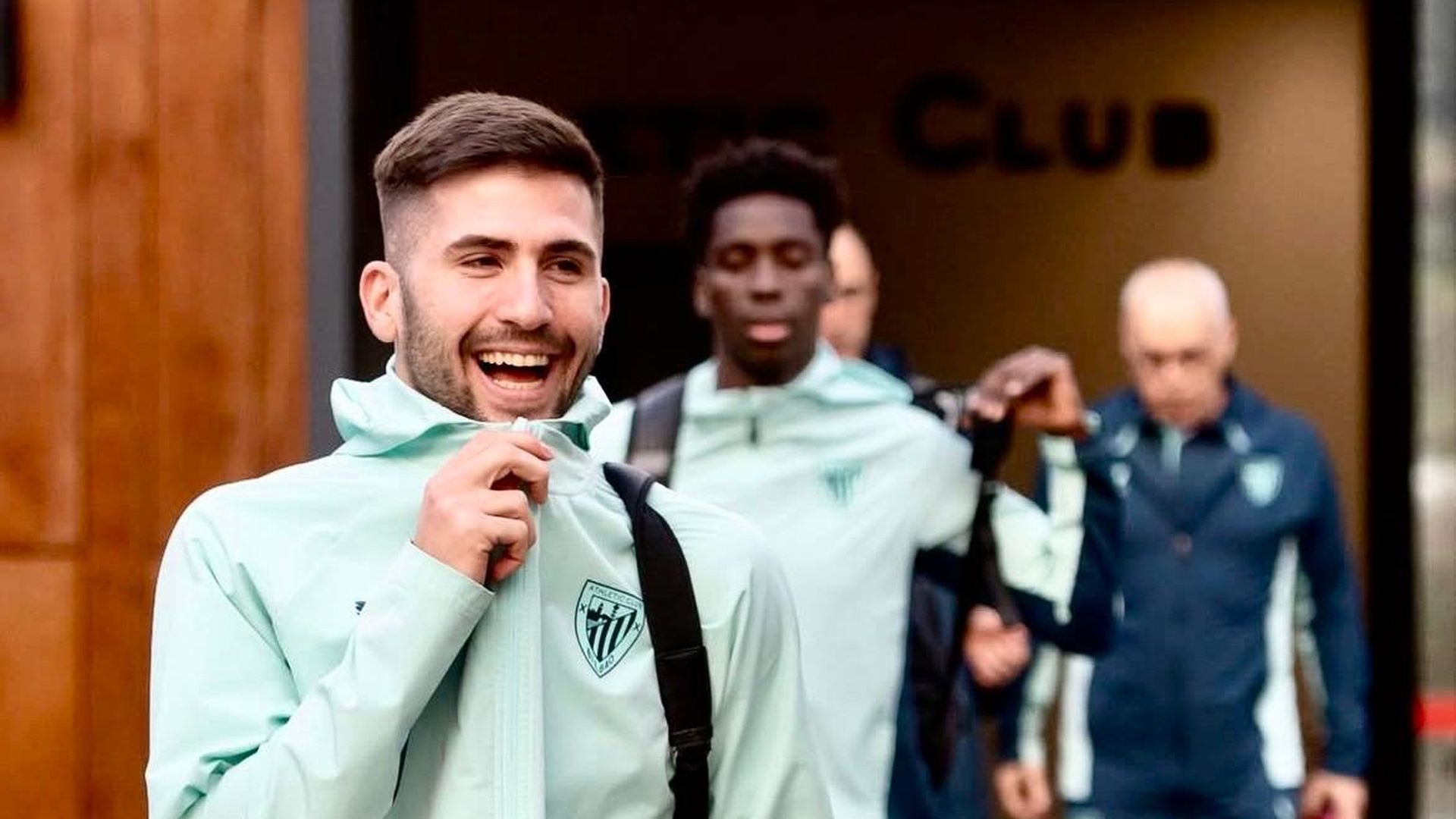 Jesús Areso, listo para coger el autobús en Lezama