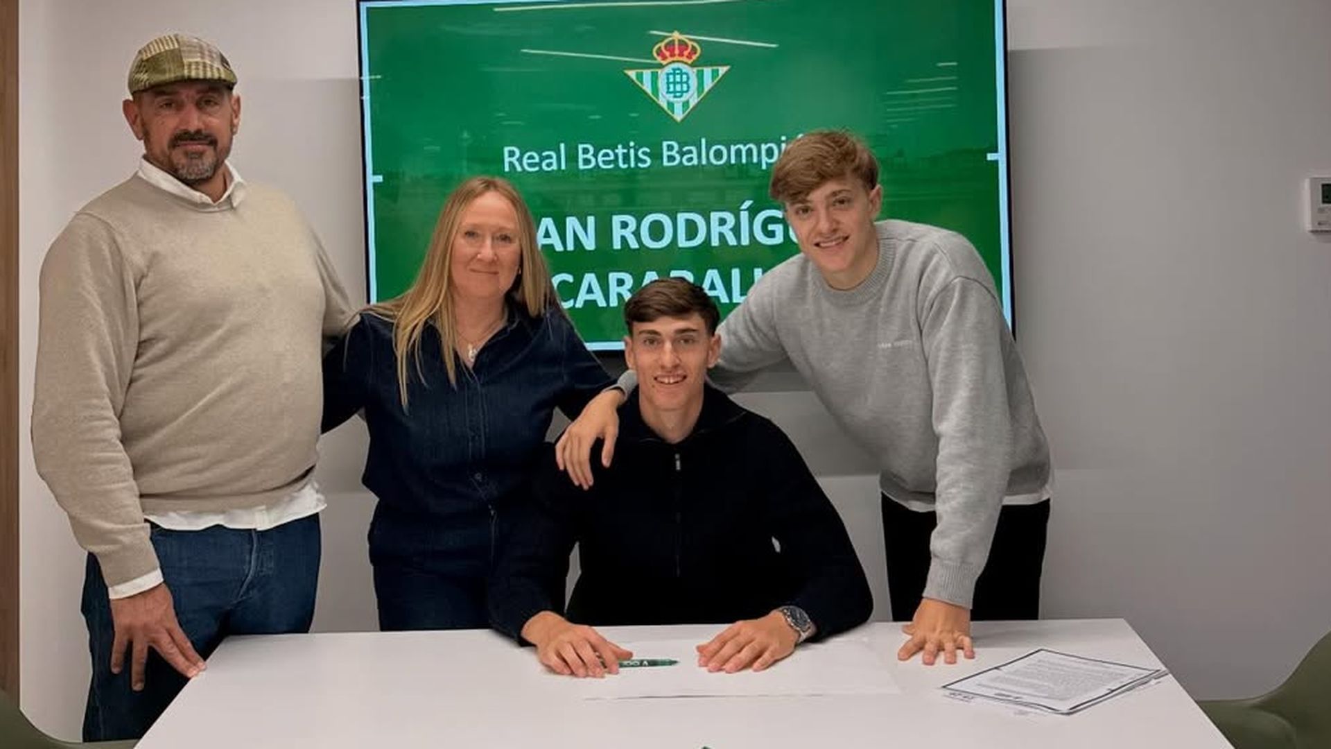 Jesús Rodríguez y su familia, junto a su hermano Juan