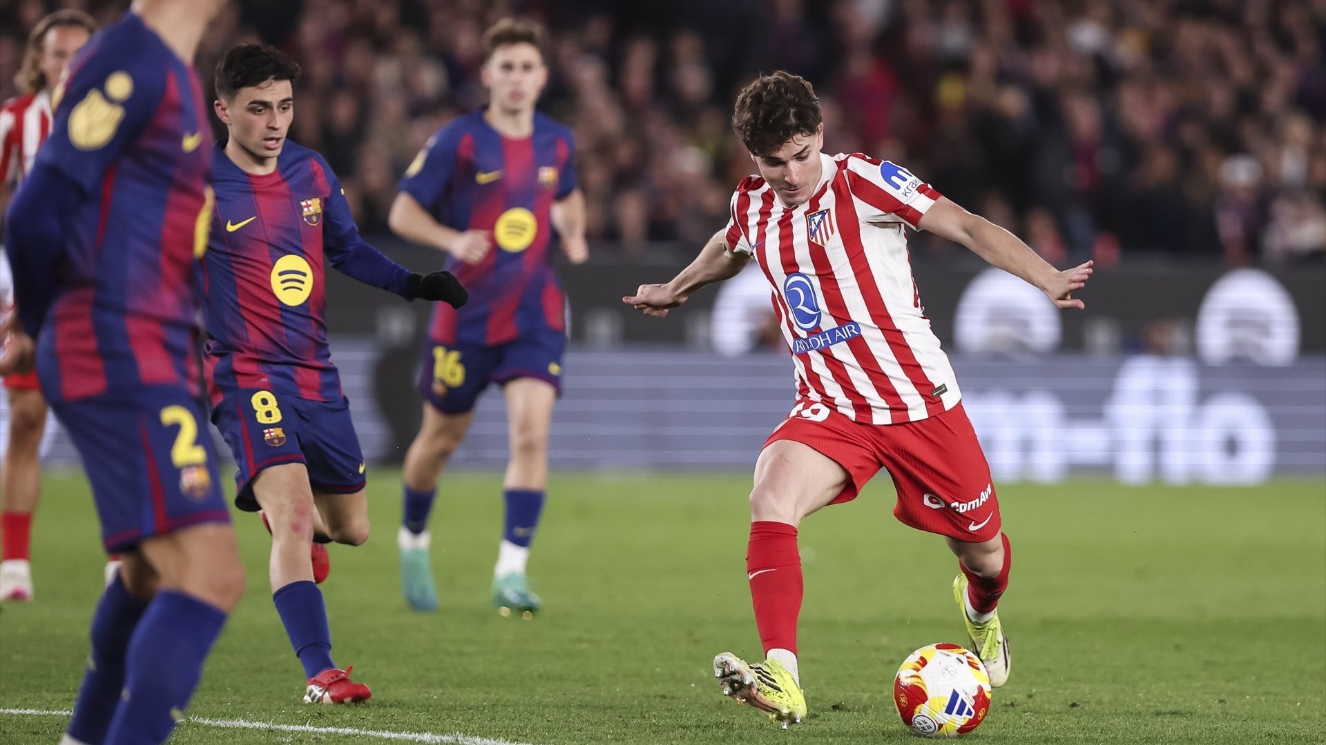 Julián Álvarez, jugando contra el Barça en la Copa del Rey