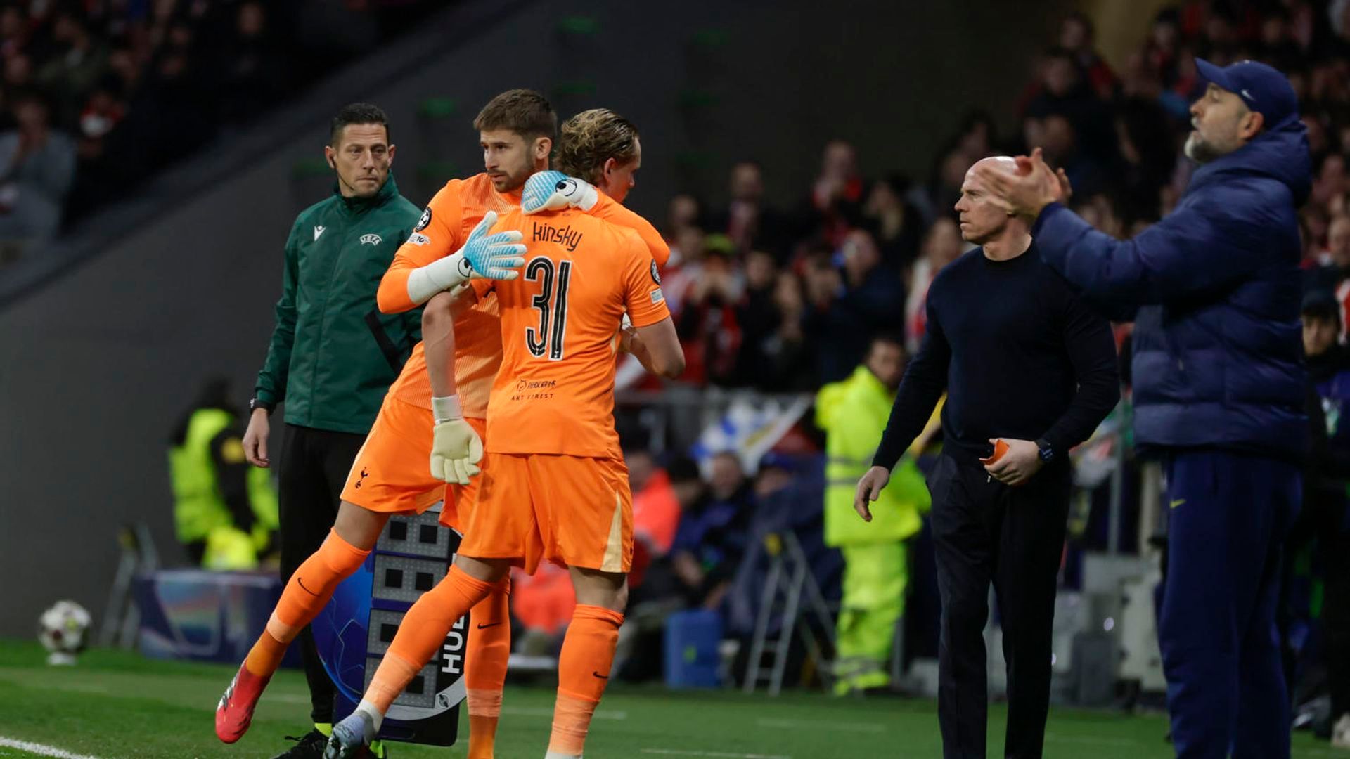 Kinsky siendo sustituido en el Metropolitano