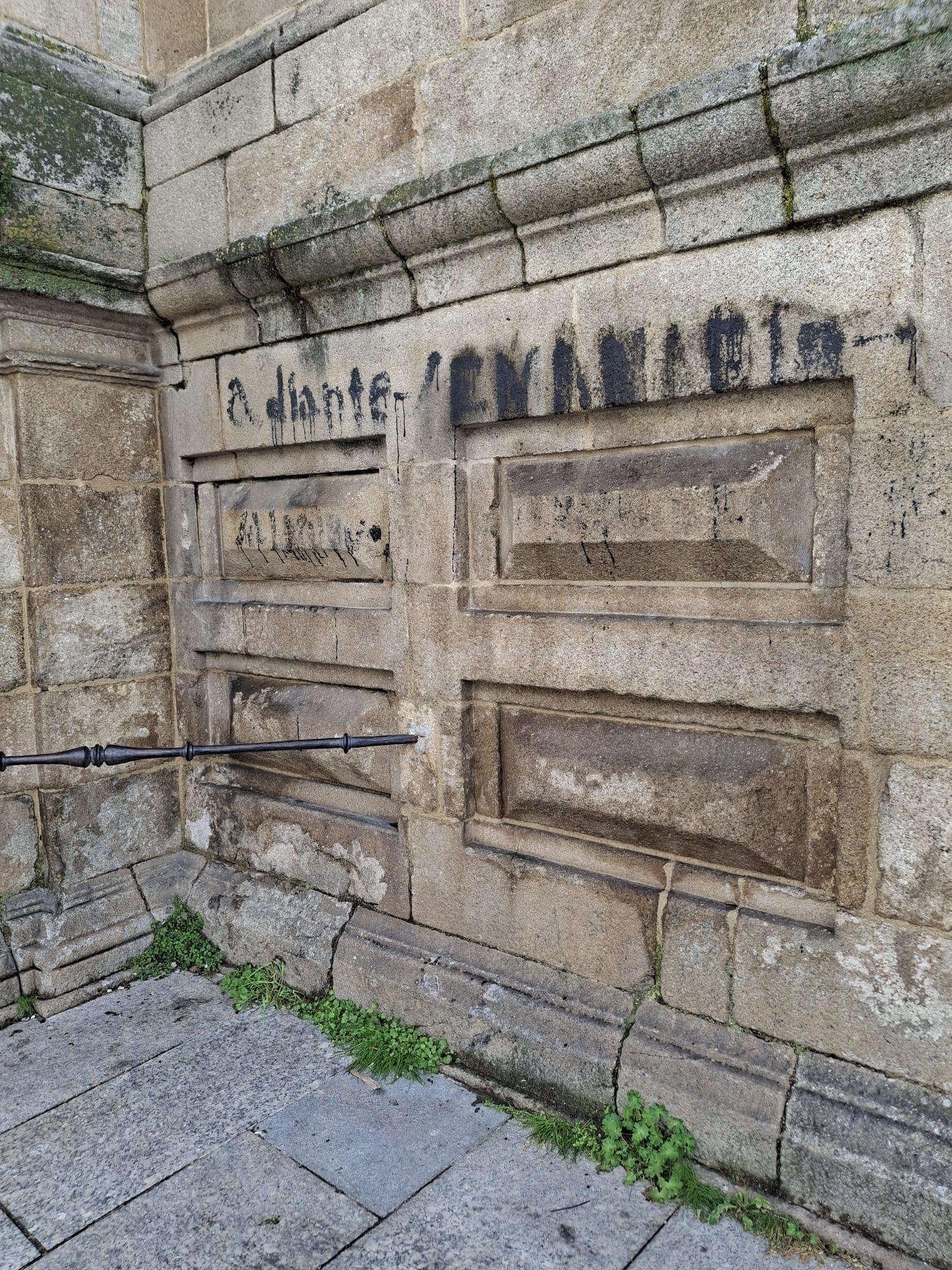 La pintada histórica quedó parcialmente emborronada