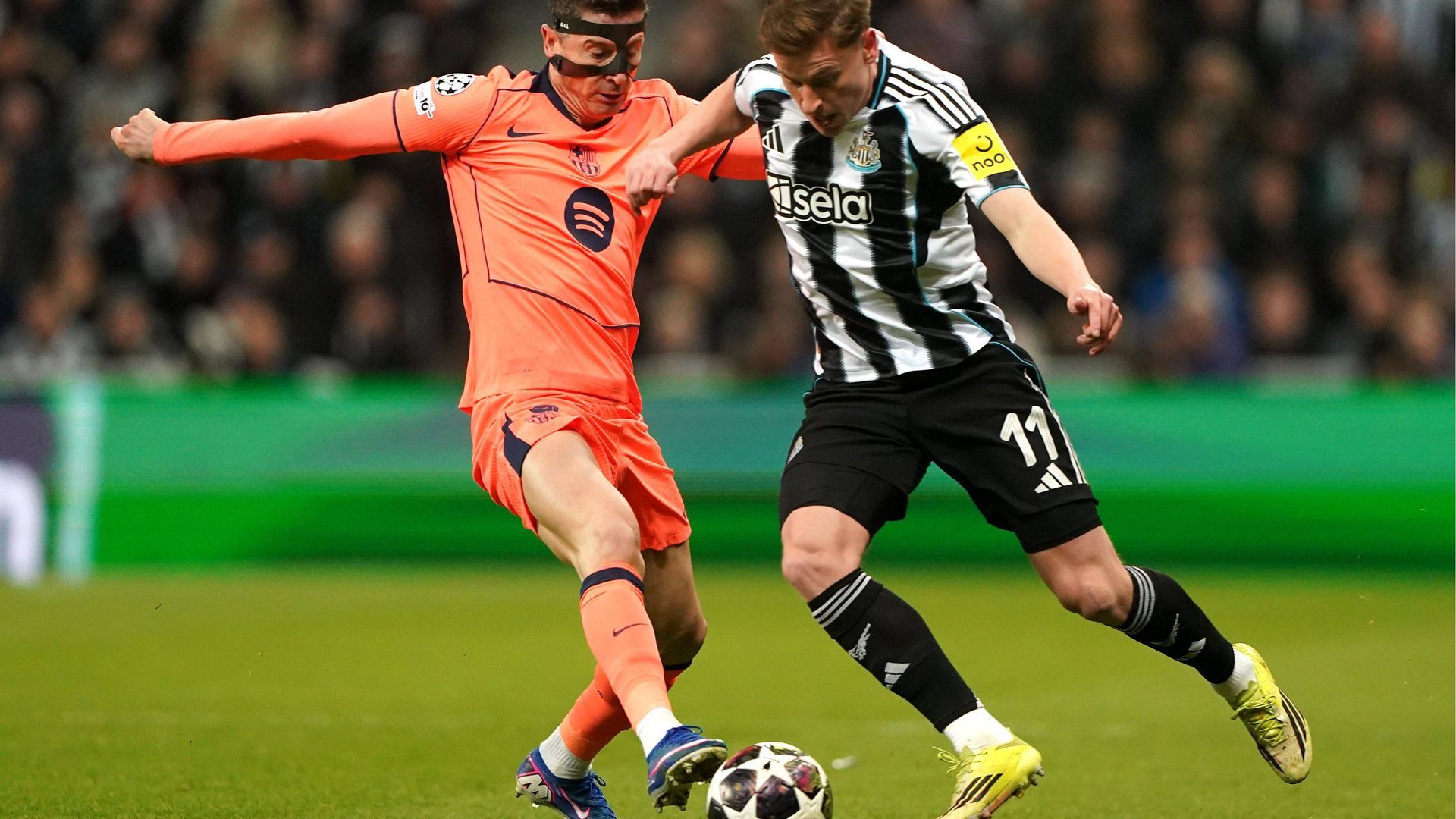 Lewandowski pelea un balón en el Newcastle-Barcelona