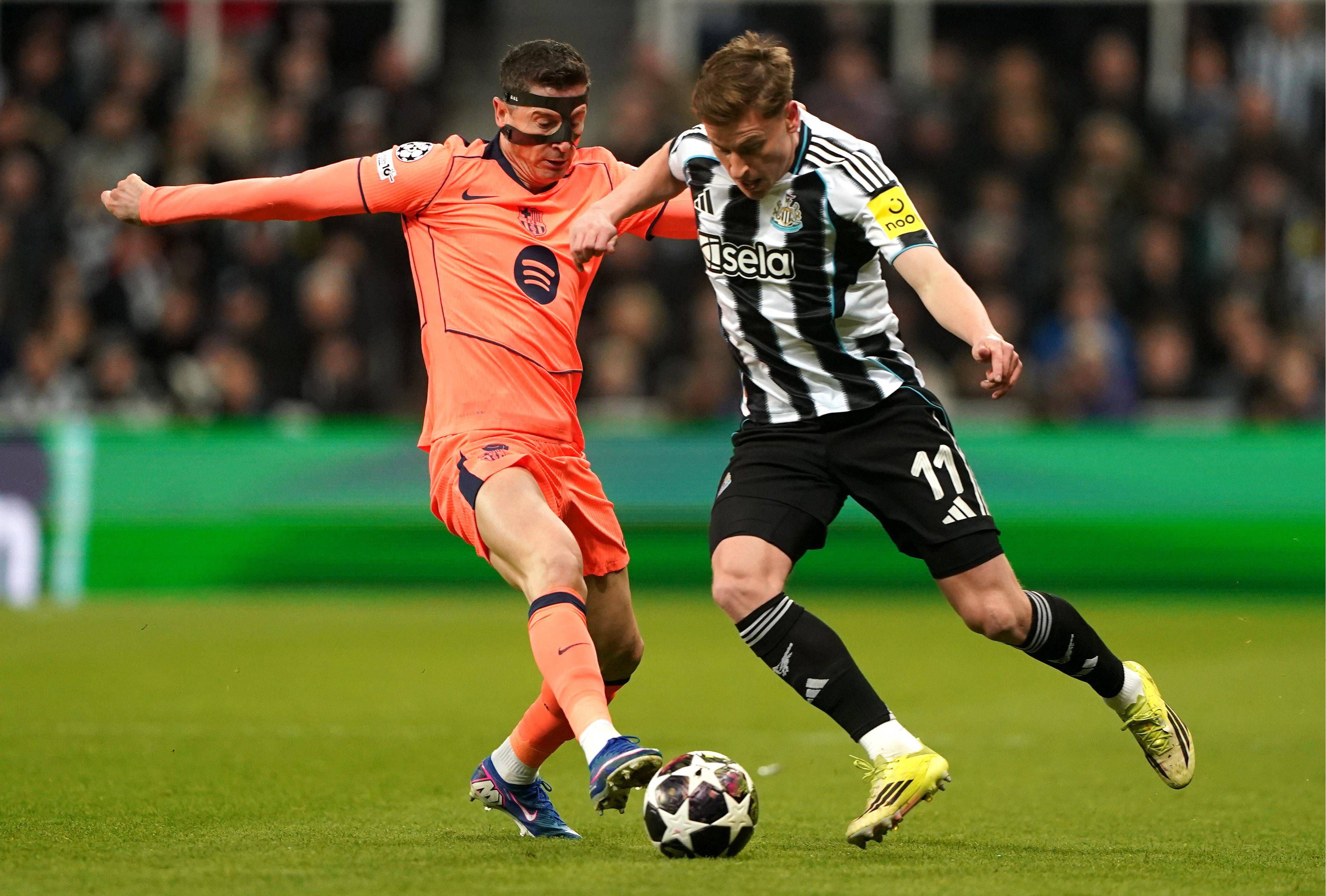 Lewandowski pelea un balón en el Newcastle-Barcelona