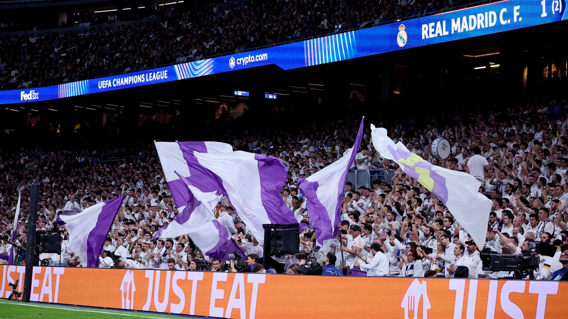 Los aficionados del Real Madrid en el Bernabéu