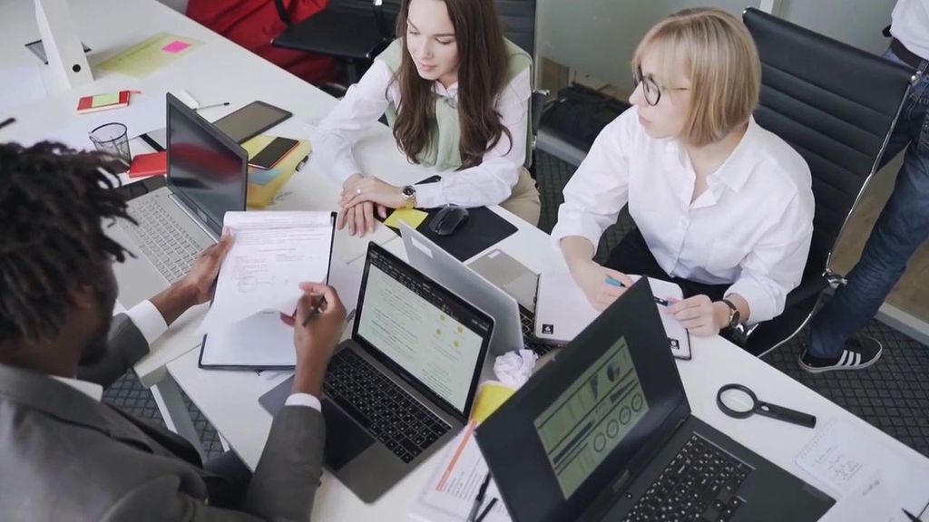 Los detalles del 'currículum ciego', la nueva moda para buscar trabajo y evitar que la IA discrimine a las mujeres