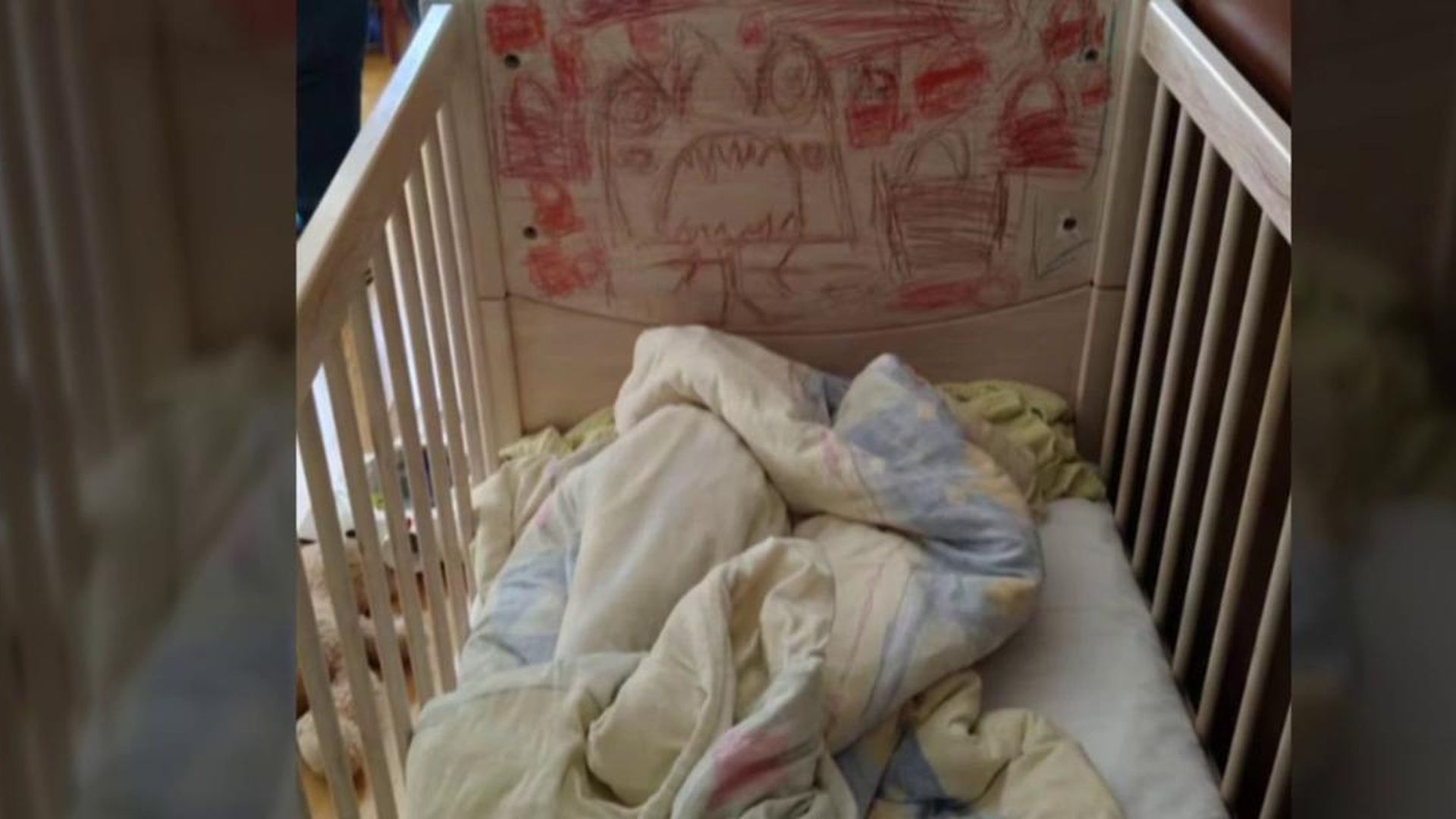 Los niños dormían encadenados a cunas