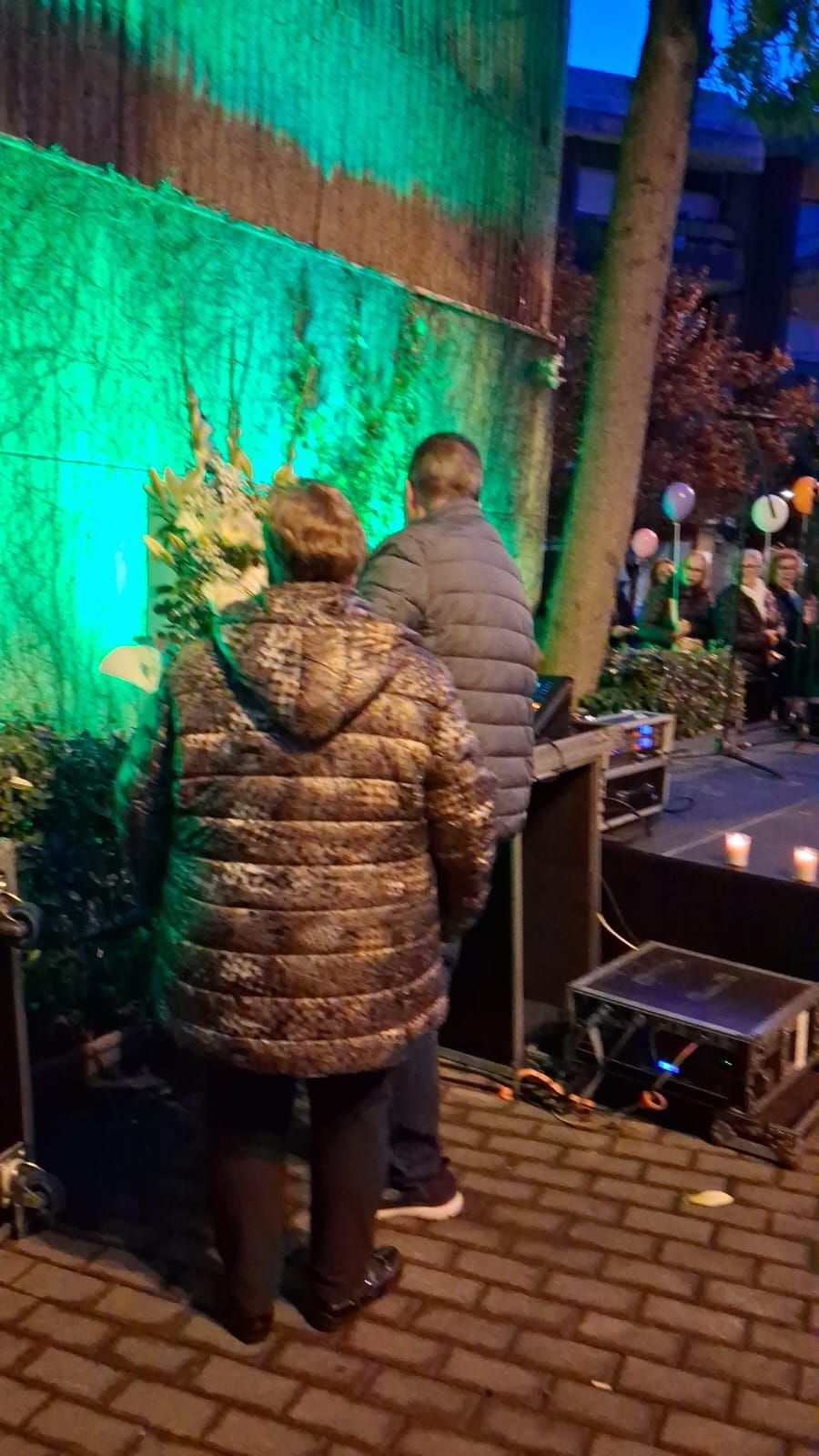Los padres de Cristina Bergua depositan un ramo de flores en su memoria