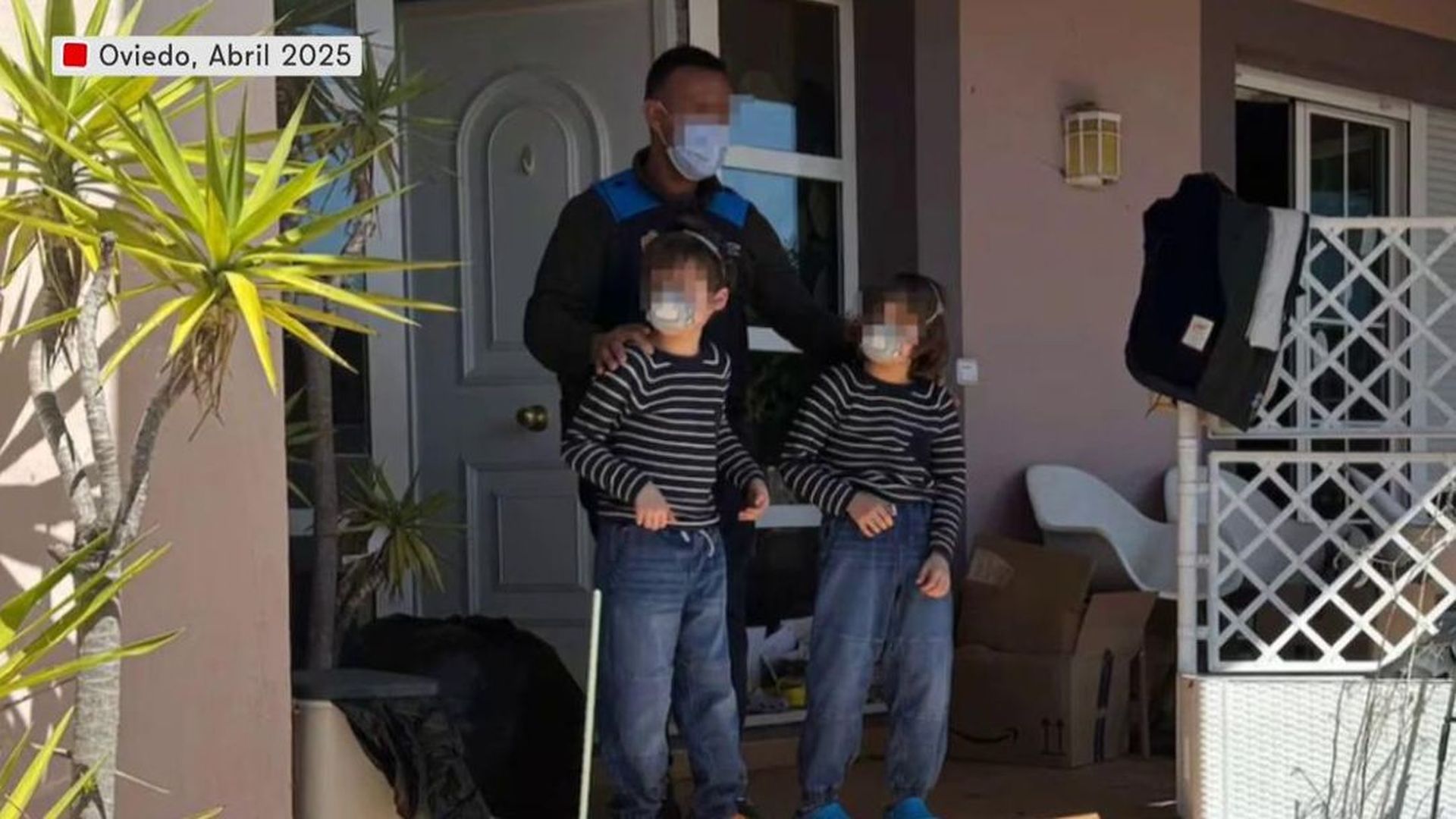 Los pequeños saliendo al exterior de la casa de los horrores