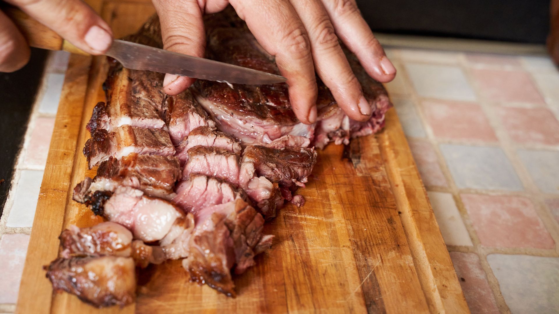 Manipular carne o pescado deja un olor fuerte en las manos