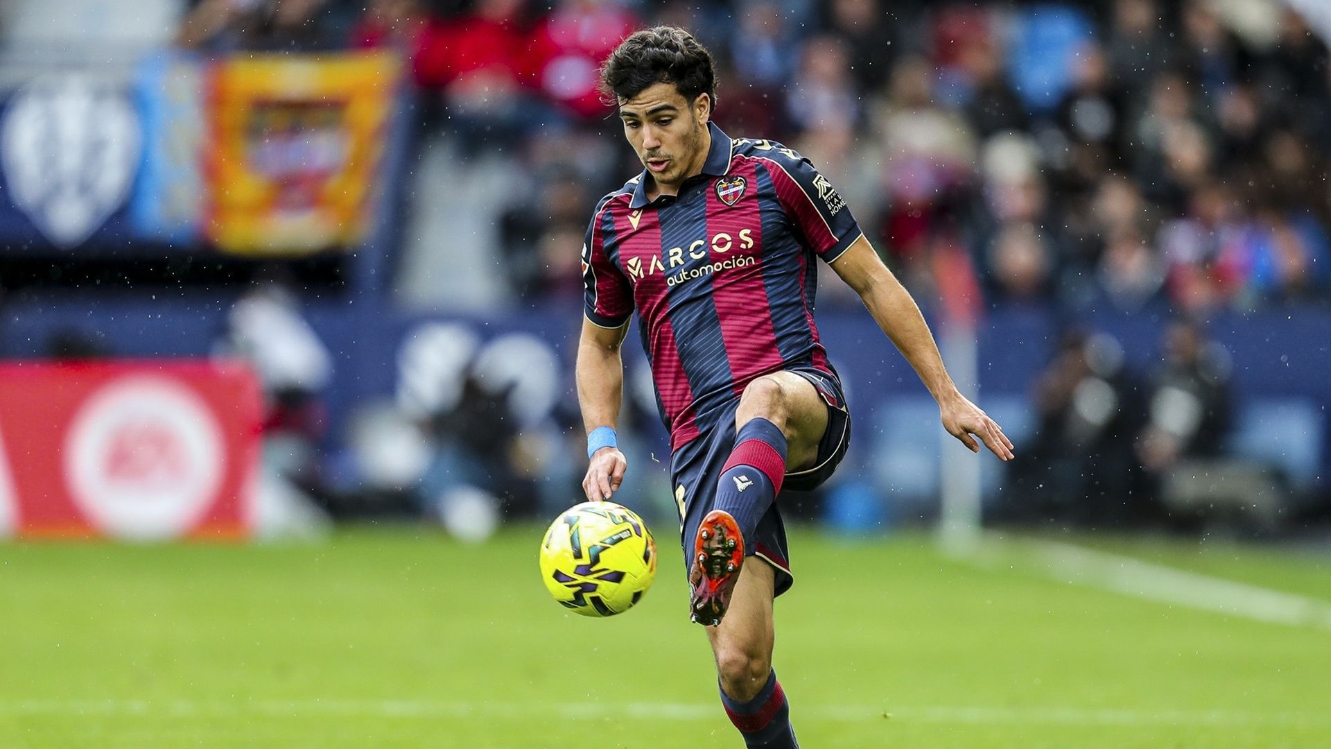Manu Sánchez controlando un balón en un partido del Levante UD
