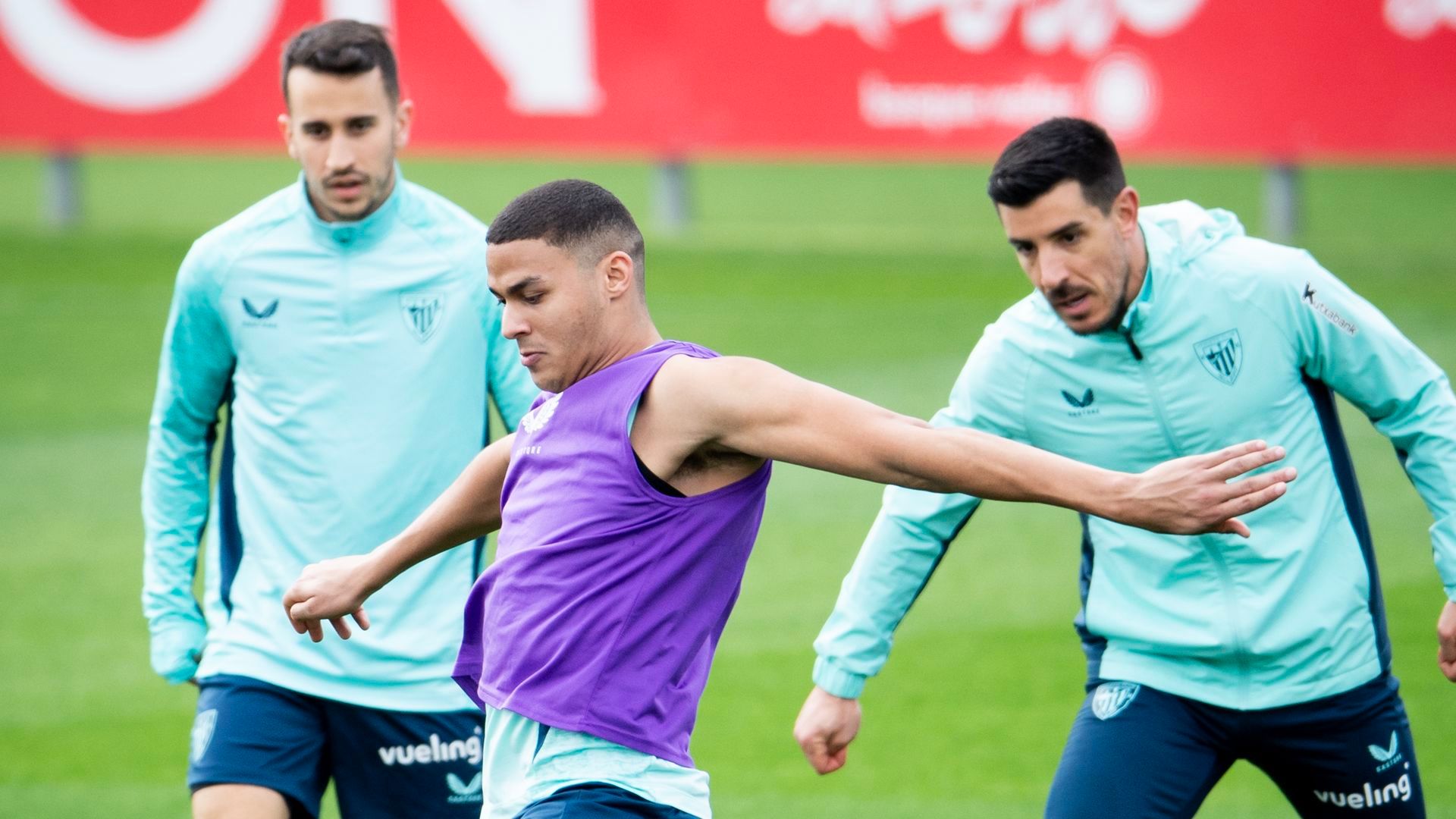 Maroan Sannadi entrenando con sus compañeros en Lezama